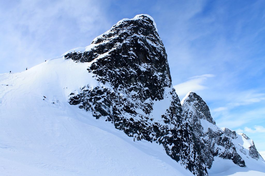 Kniven (2.133 moh) er en av de kvasse tindene i Smørstabbtindmassivet som er fin å bestige på en flott vårskitur.