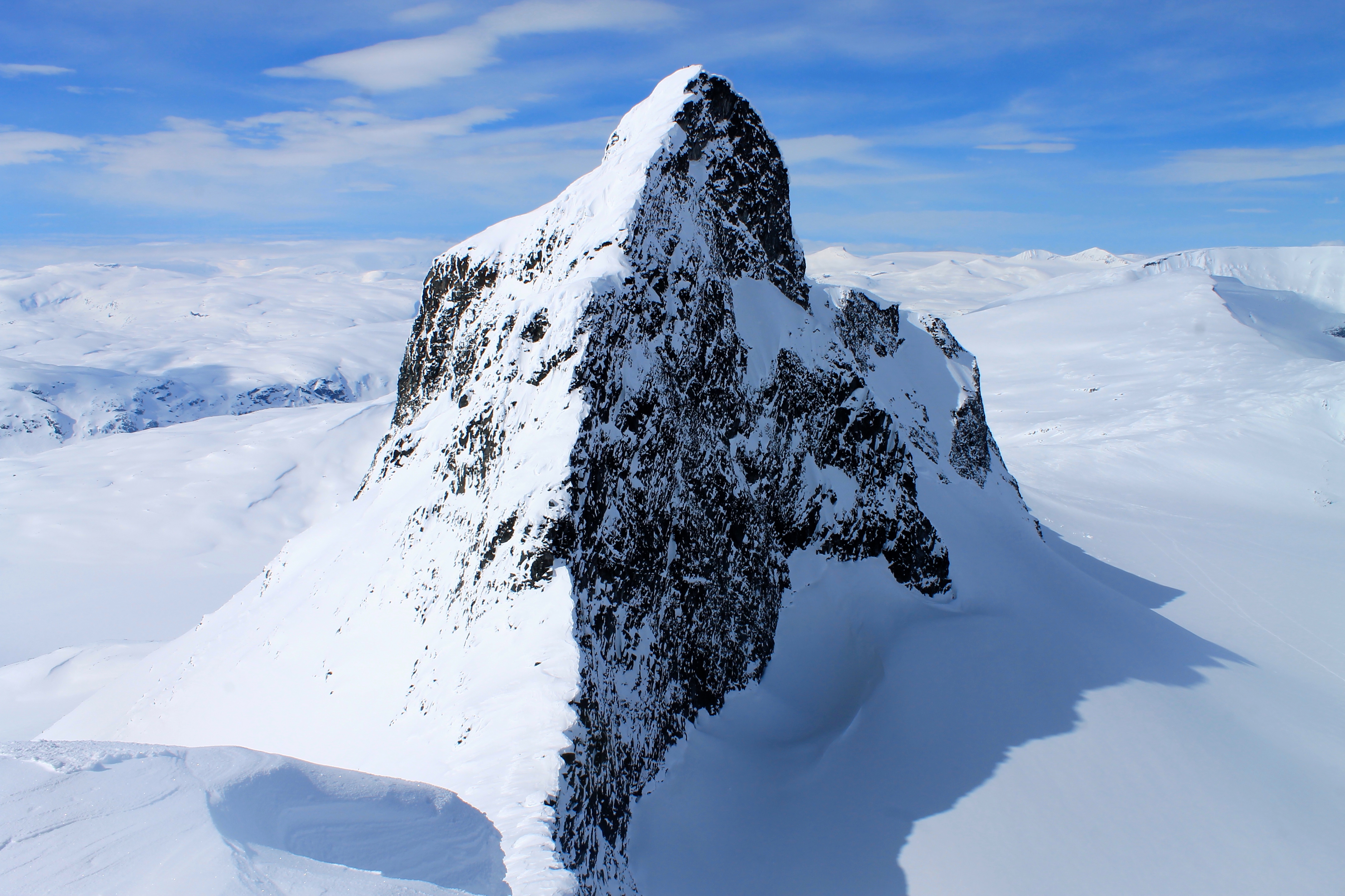 Store Smørstabbtinden (2.208 moh) sett fra Kniven (2.133 moh).