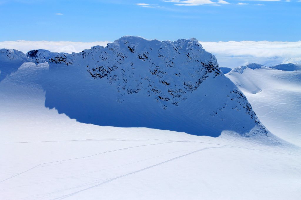 Skeie (2.118 moh) sett fra Kniven (2.133 moh).