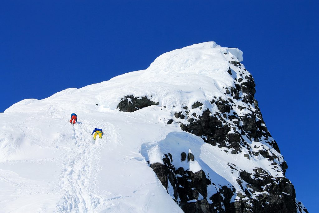 Lett klyving mot toppen av Kniven (2.133 moh). Ved isete og mer krevende forhold er stegjern og isøks grei å ha.