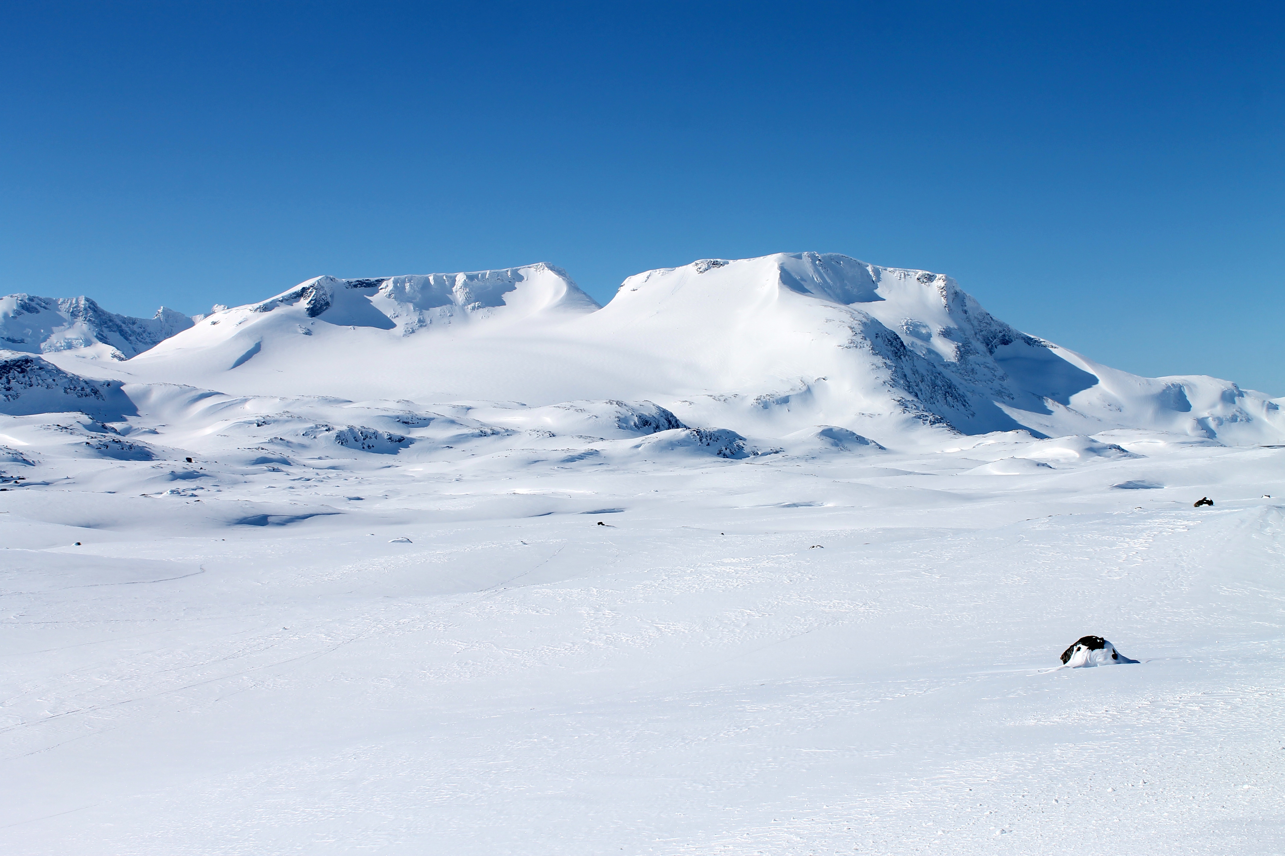 Fannaråken med Fannaråkbreen og Steindalsnosi på Sognefjellet sett fra Sognefjellsveien.