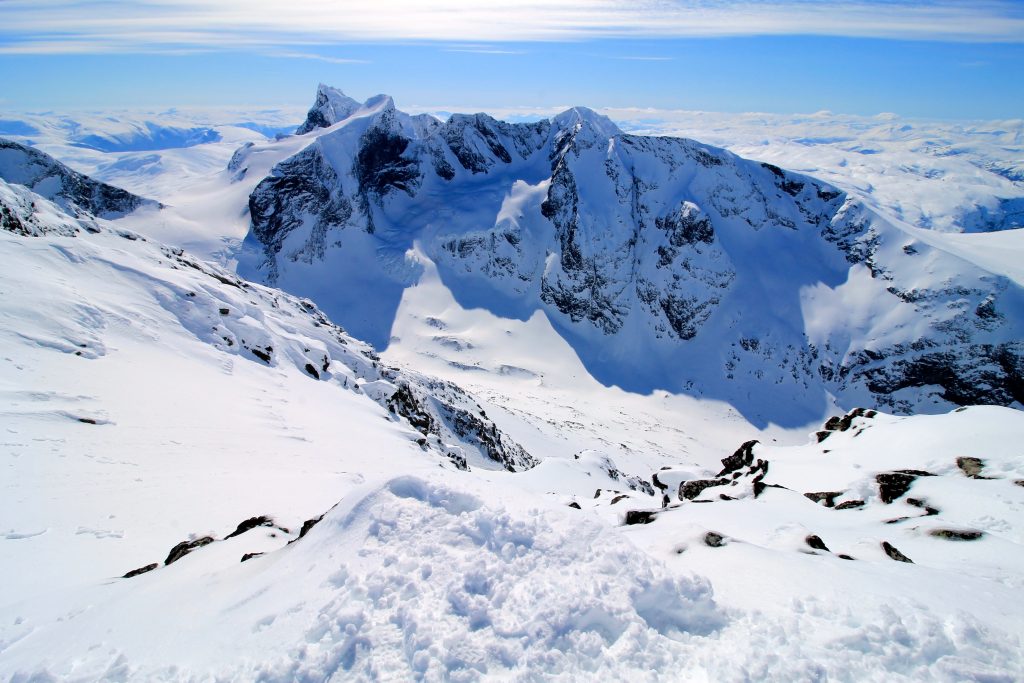 Utsikt fra Dyrhaugstindane mot Ringsbotn, Soleibotntindane, Ringsbreen, Store Ringstind og Store Austanbottstind.