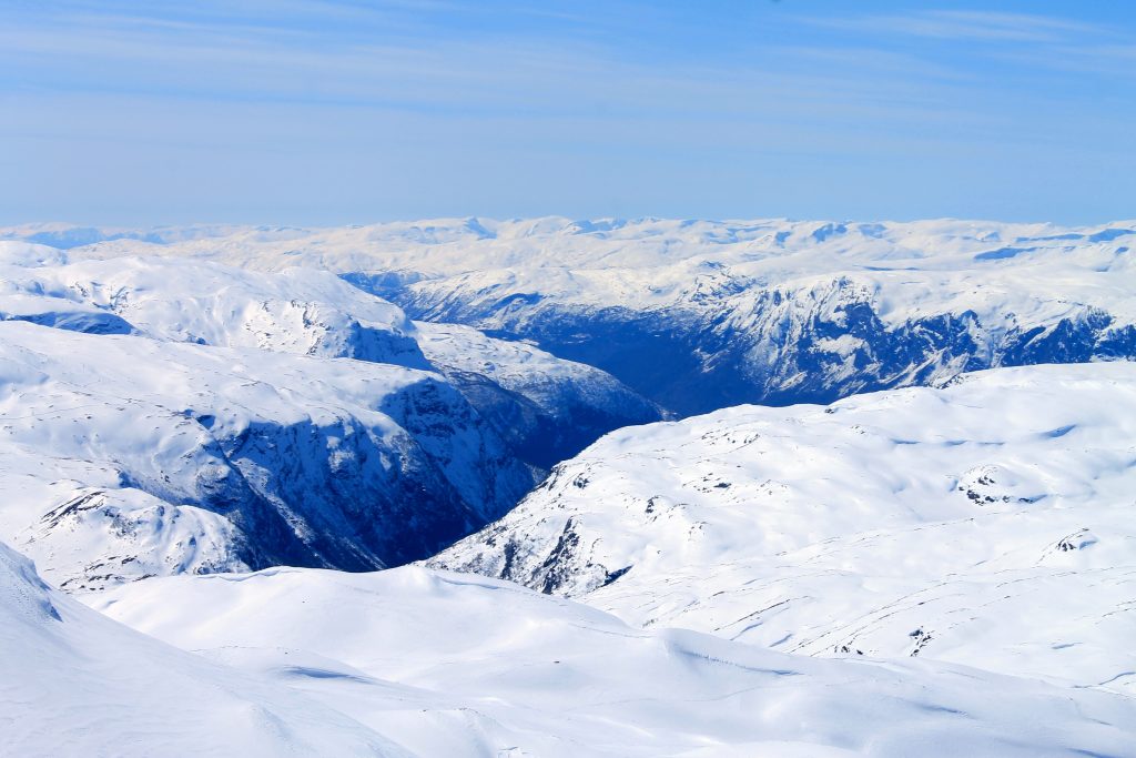 Utsikt ned mot de bratte fjellsidene som stuper ned Bergsdalen med Fortun, Skjolden og Lustrafjorden.