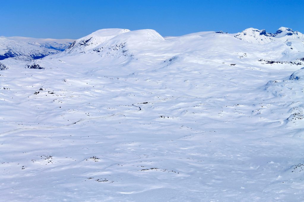 Sognefjellet og Sognefjellshytta sett fra toppen av Steindalsnosi. I bakgrunnen ser vi topper som Loftet og Veslfjelltinden.