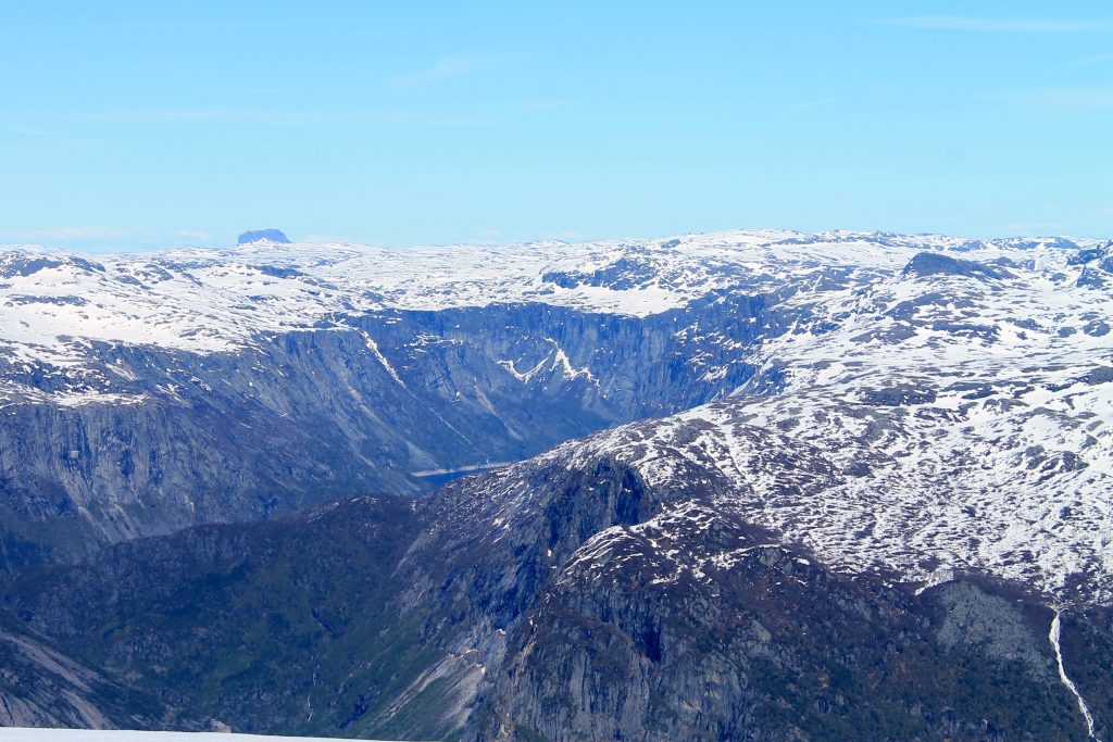 Utsikt fra Holmaskjer inn i Ringedalen og mot Hardangervidda. Hårteigen (1.690 moh) i bakgrunnen.
