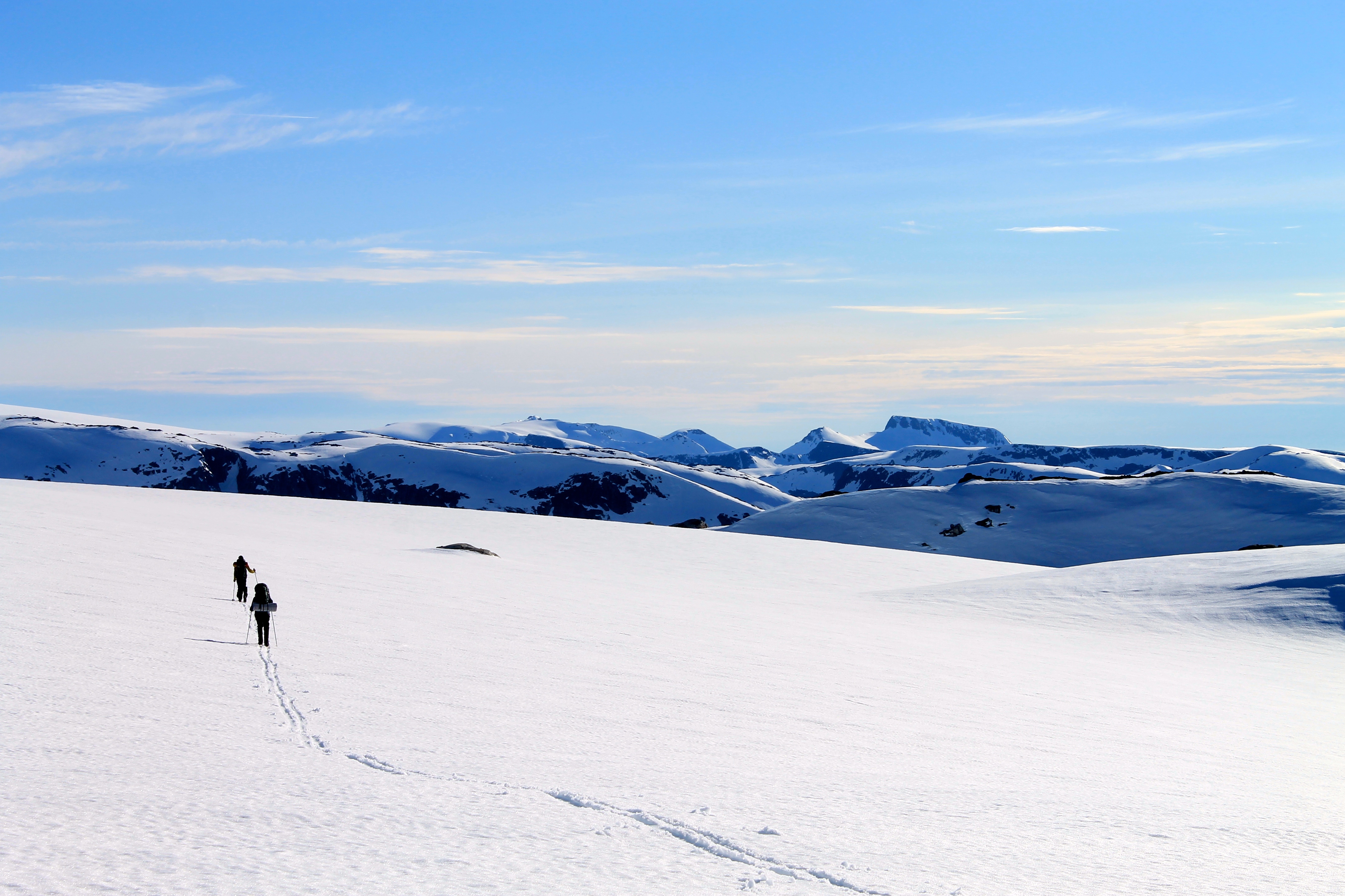 På ski over Folgefonna. Her på Sørfonna like ved Fonnabu. Utsikt mot Melderskin og Rosendalsalpene.