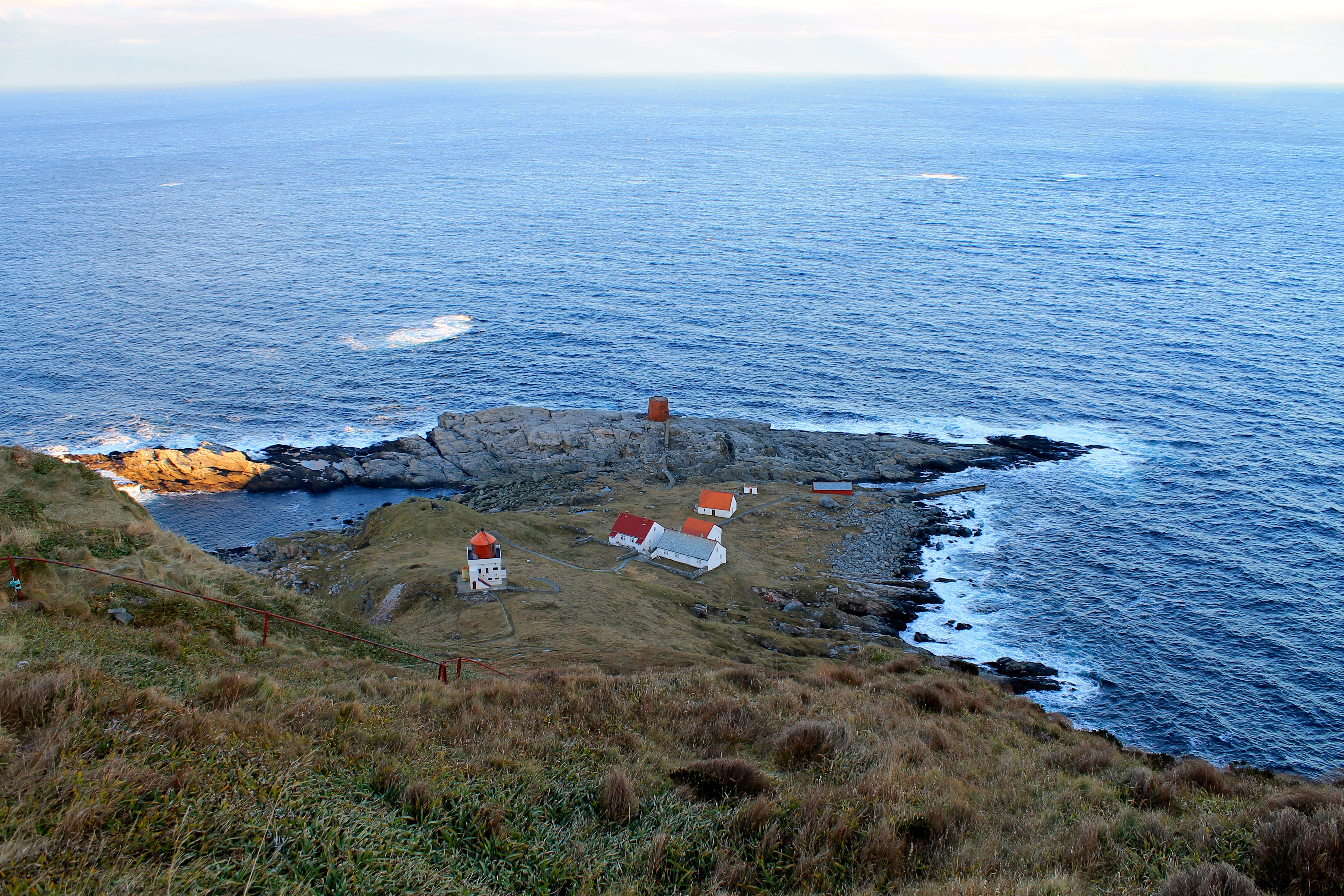 Runde Fyr er en selvbetjent turisthytte ytterst på fugleøya Runde.