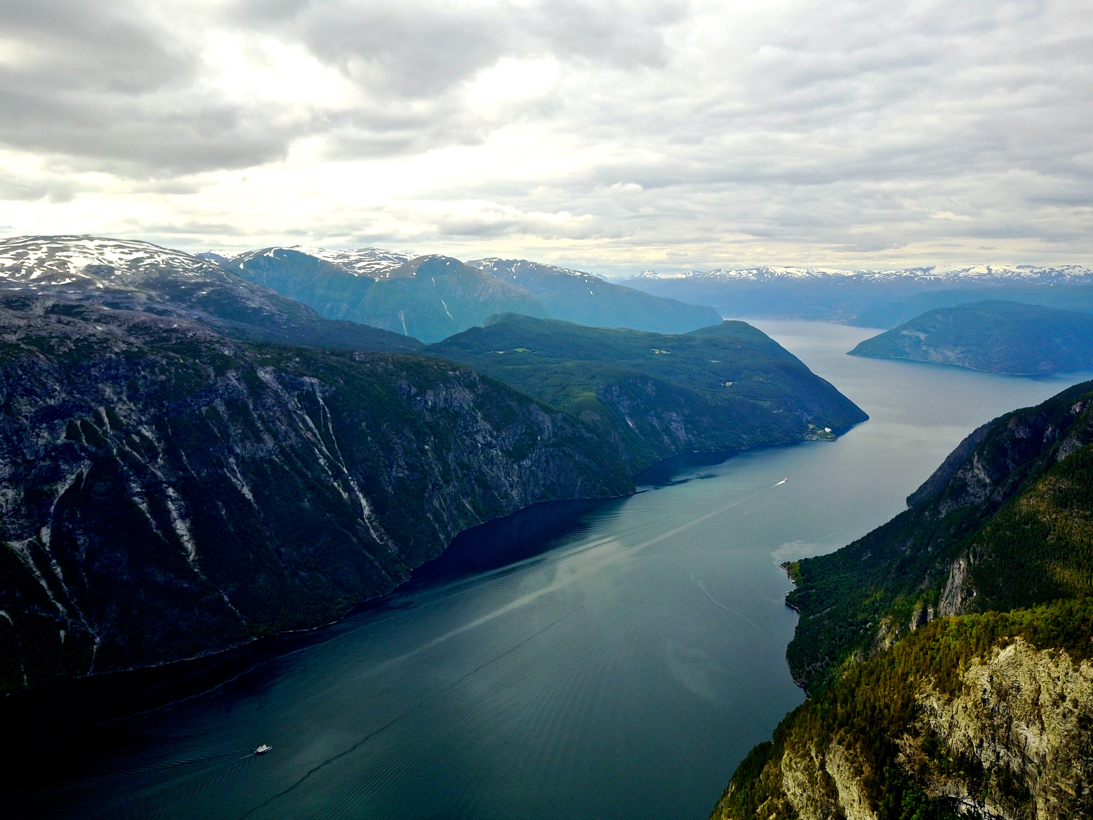 Aurlandsfjorden løper ut mot Sognefjorden. I bagkrunnen ser vi mot Leikanger.