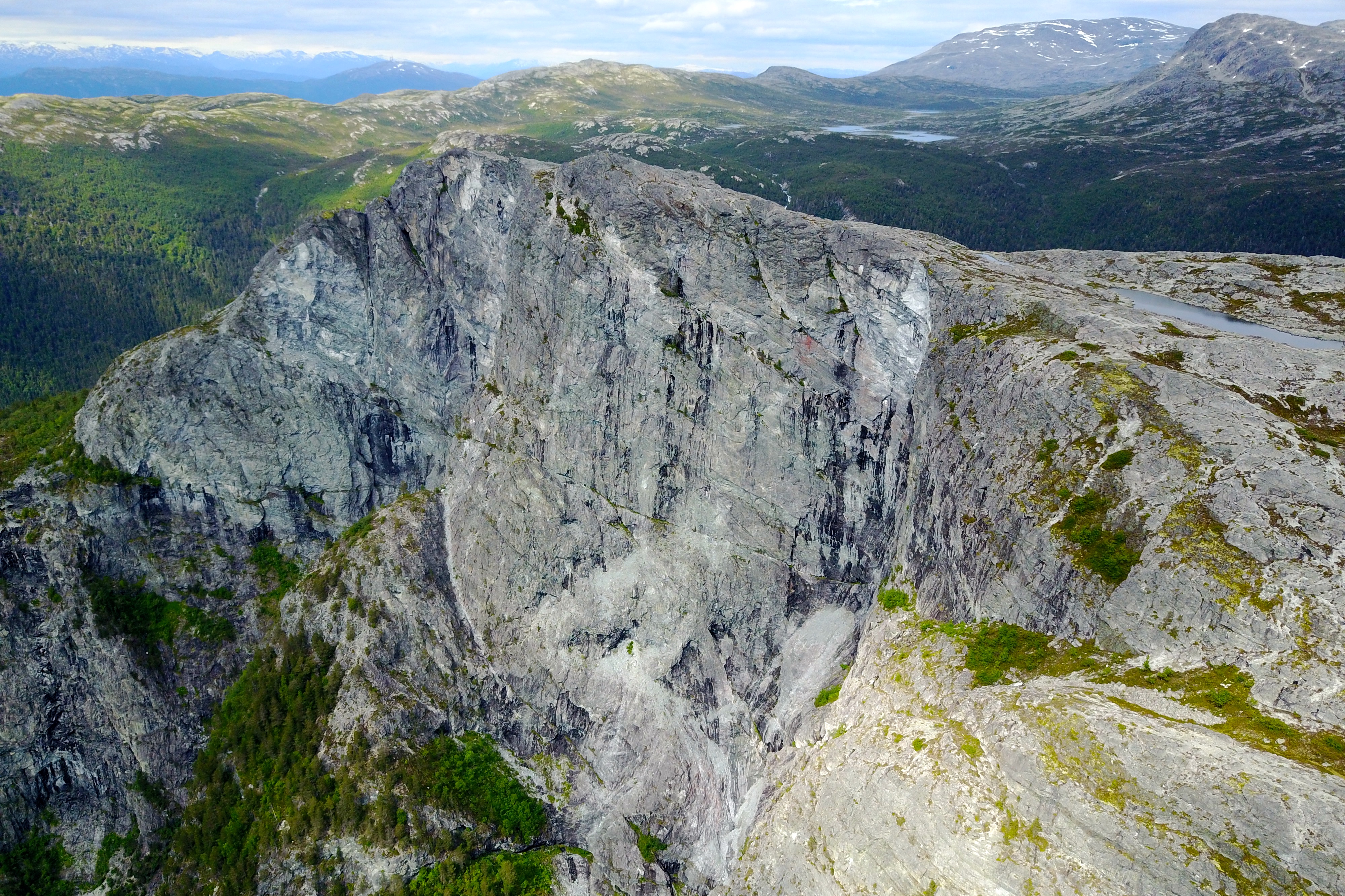 Kalvsnesnosi er en stupbratt klippe ovenfor der Aurlandsfjorden og Nærøyfjorden møtes