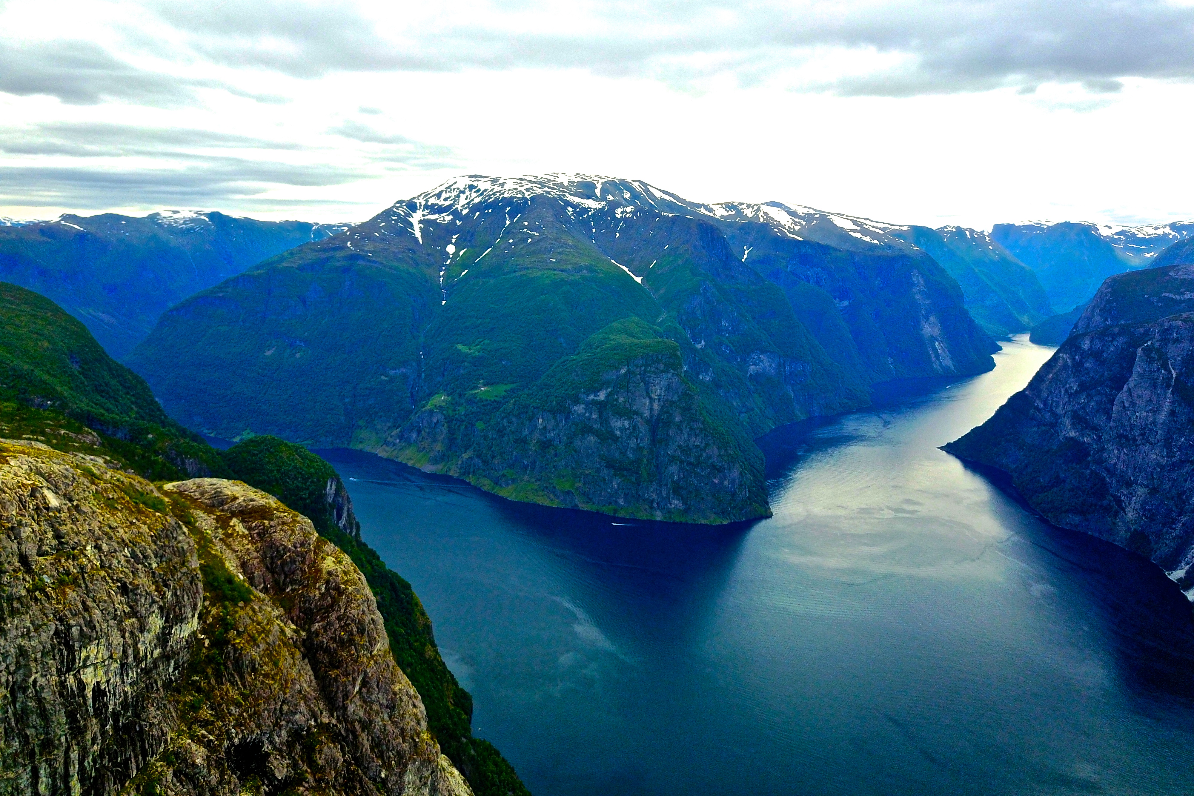 Kalvsnesnosi (1.093 moh) ligger på en spektakulær klippe der Aurlandsfjorden og Nærøyfjorden møtes.