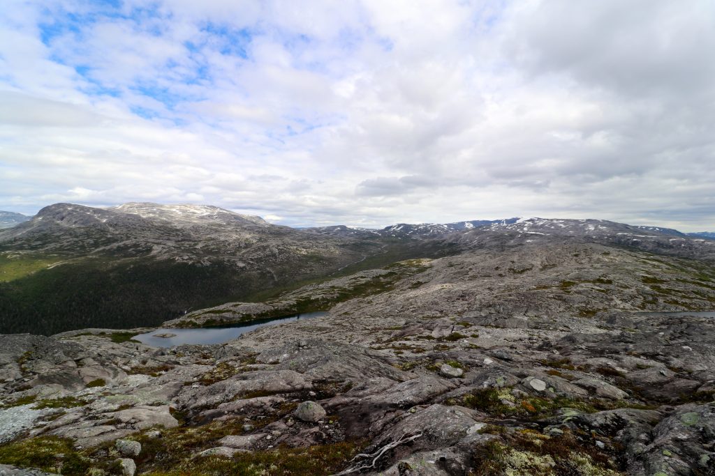 Utsikt fra Kalvsnesnosi mot  Kolarbotn, fjellområdet vi har gått gjennom.