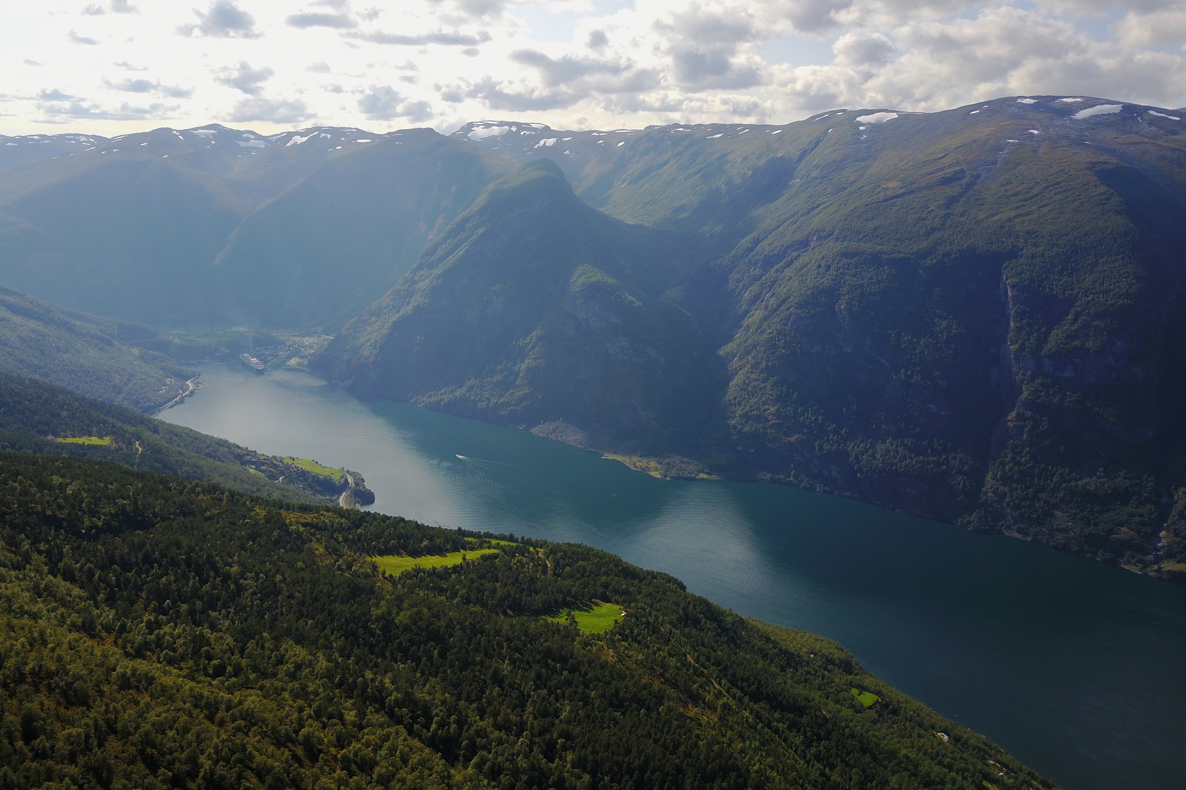 Fra Vikesland er det fin utsikt mot innerste delen av Aurlandsfjorden og Flåm.