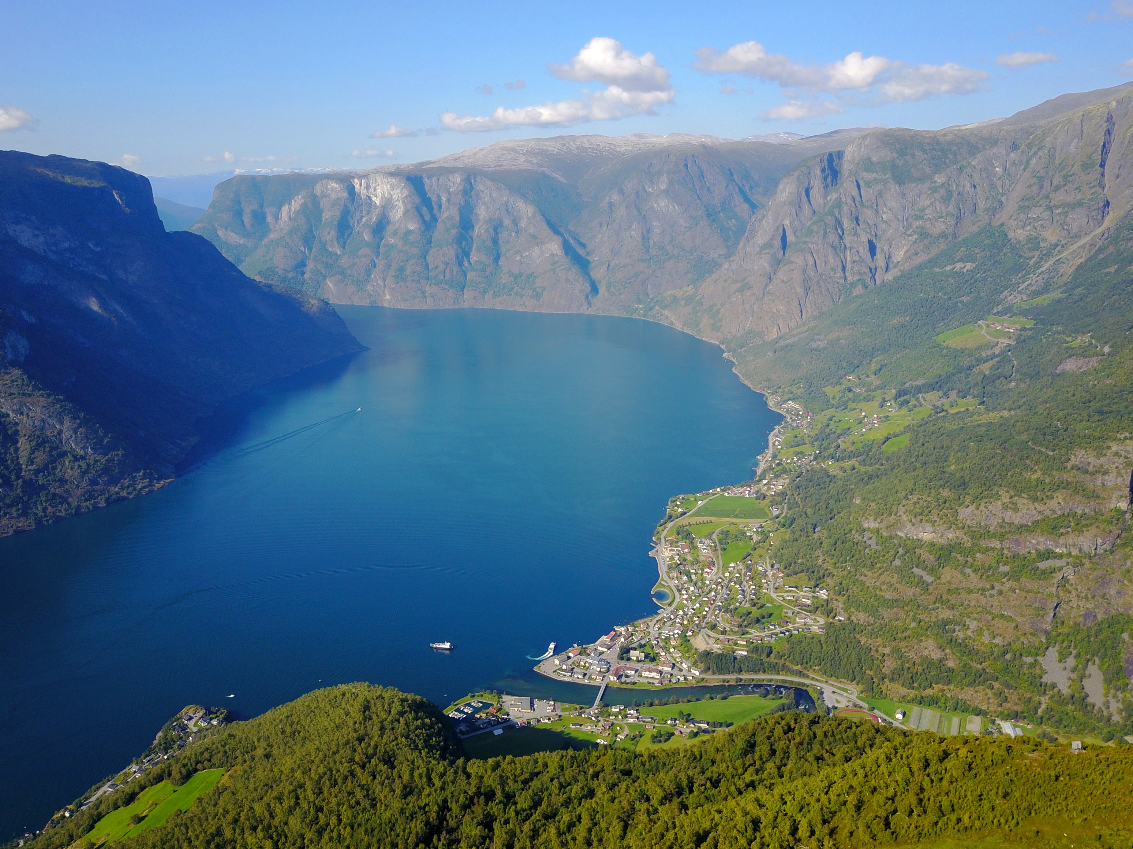 Aurlandsfjorden og Aurlandsvangen sett fra Hovdungo.