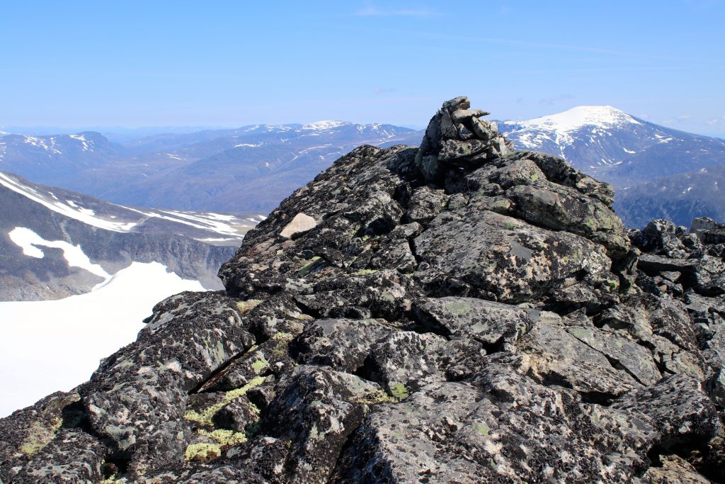 Toppen av  Midtre Tverråtinden (2.302 moh).