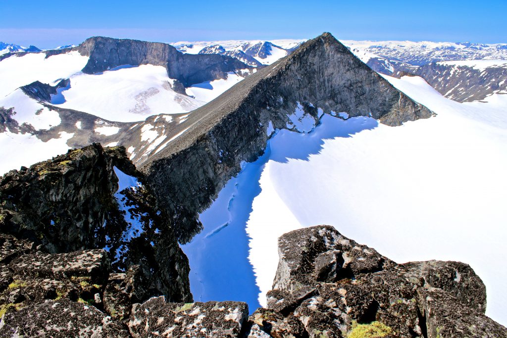 Store Tverråtindan (2.309 moh) sett fra Midtre Tverråtindan (2.302 moh).