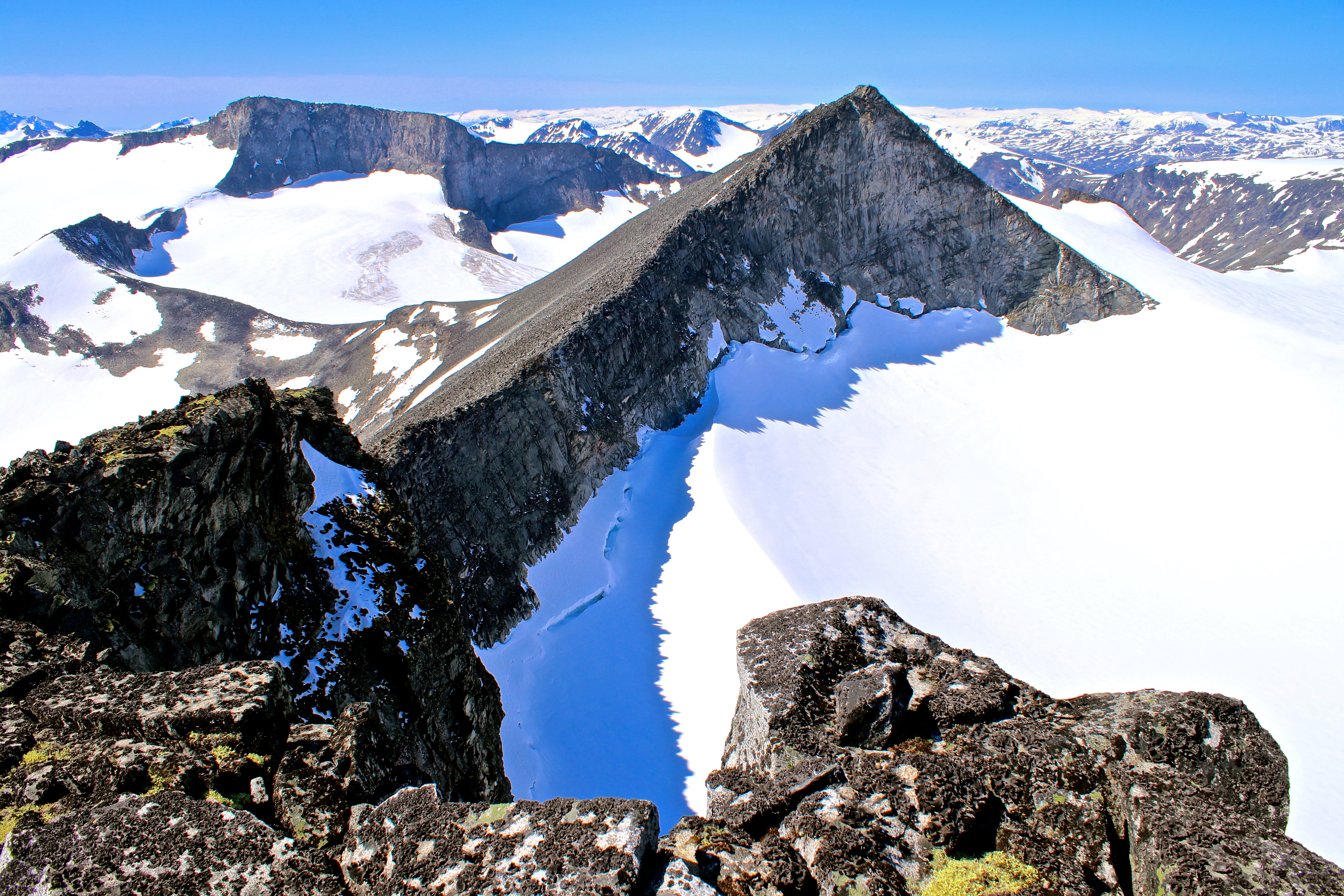Store Tverråtindan (2.309 moh) sett fra Midtre Tverråtindan (2.302 moh).
