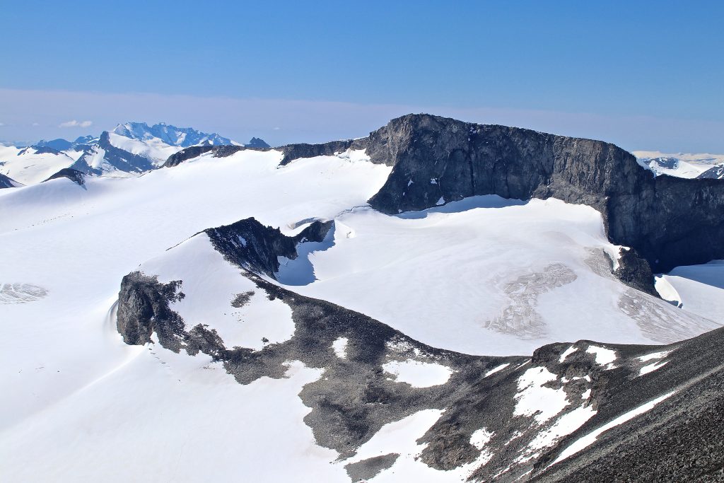 Tverråbandet med Lindebergtinden (2.120 moh) og Bukkehøe (2.314 moh) sett vra Tverråtindan.