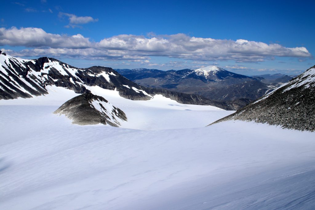 Svellnosbreahesten (2.181 moh) stikker opp av Svellnosbrean og er en obligatorisk avstikker om en samler på 2.000-meterstopper.
