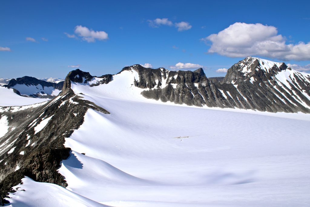 Svellnosbrean med Ymmelstinden (2.304 moh), Storjuvtinden (2.344 moh) og Galdhøpiggen (2.469 moh) sett fra Tverråtindan.