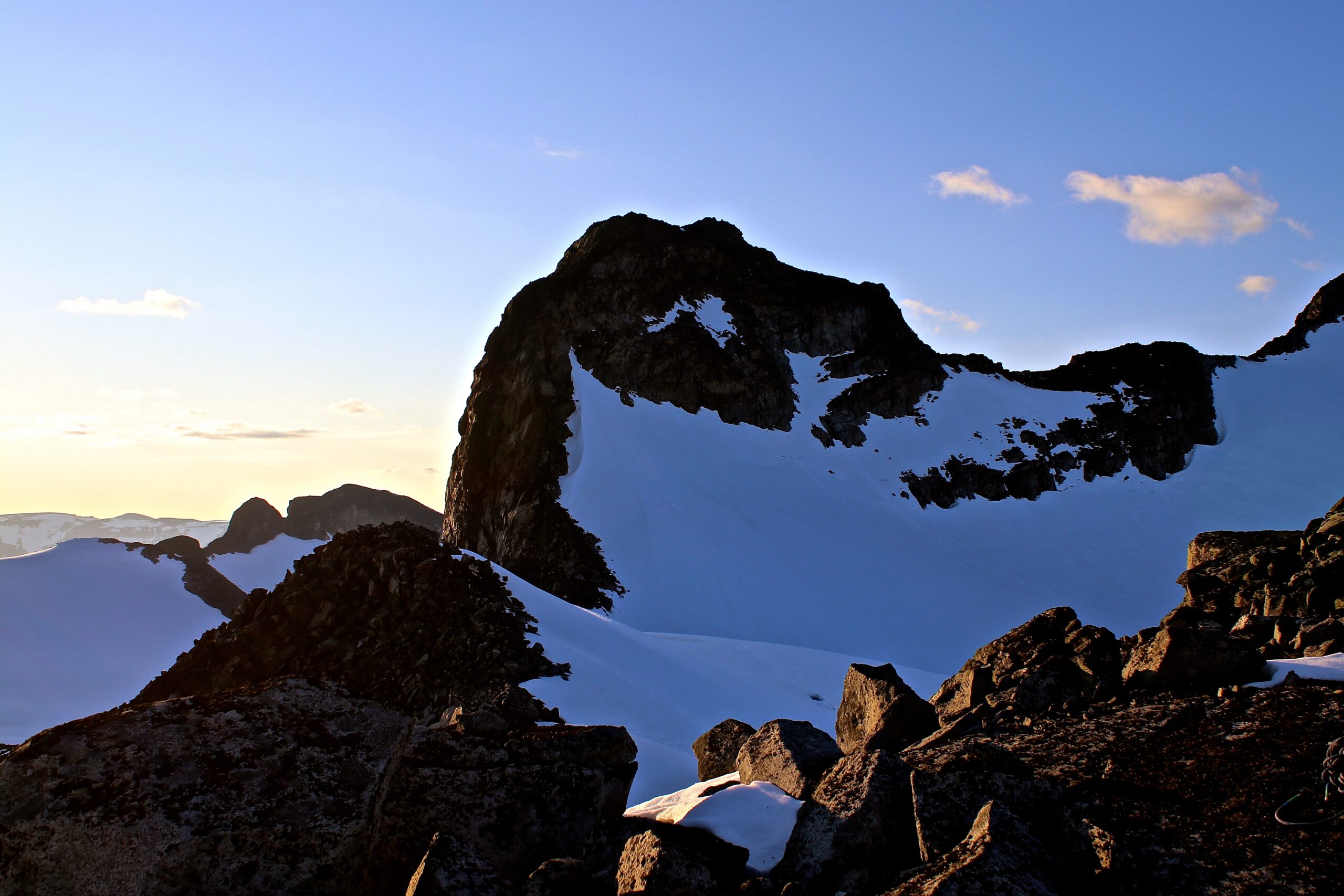 Utsikt fra soveposen til morgendagens start opp klyvepartien til toppen av Ymmelstinden (2.304 moh).