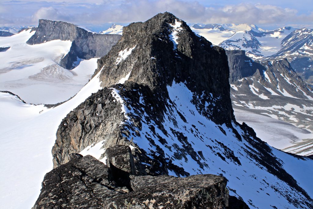 Ymmelstinden (2.304 moh) sett fra Storjuvtinden (2.344 moh).