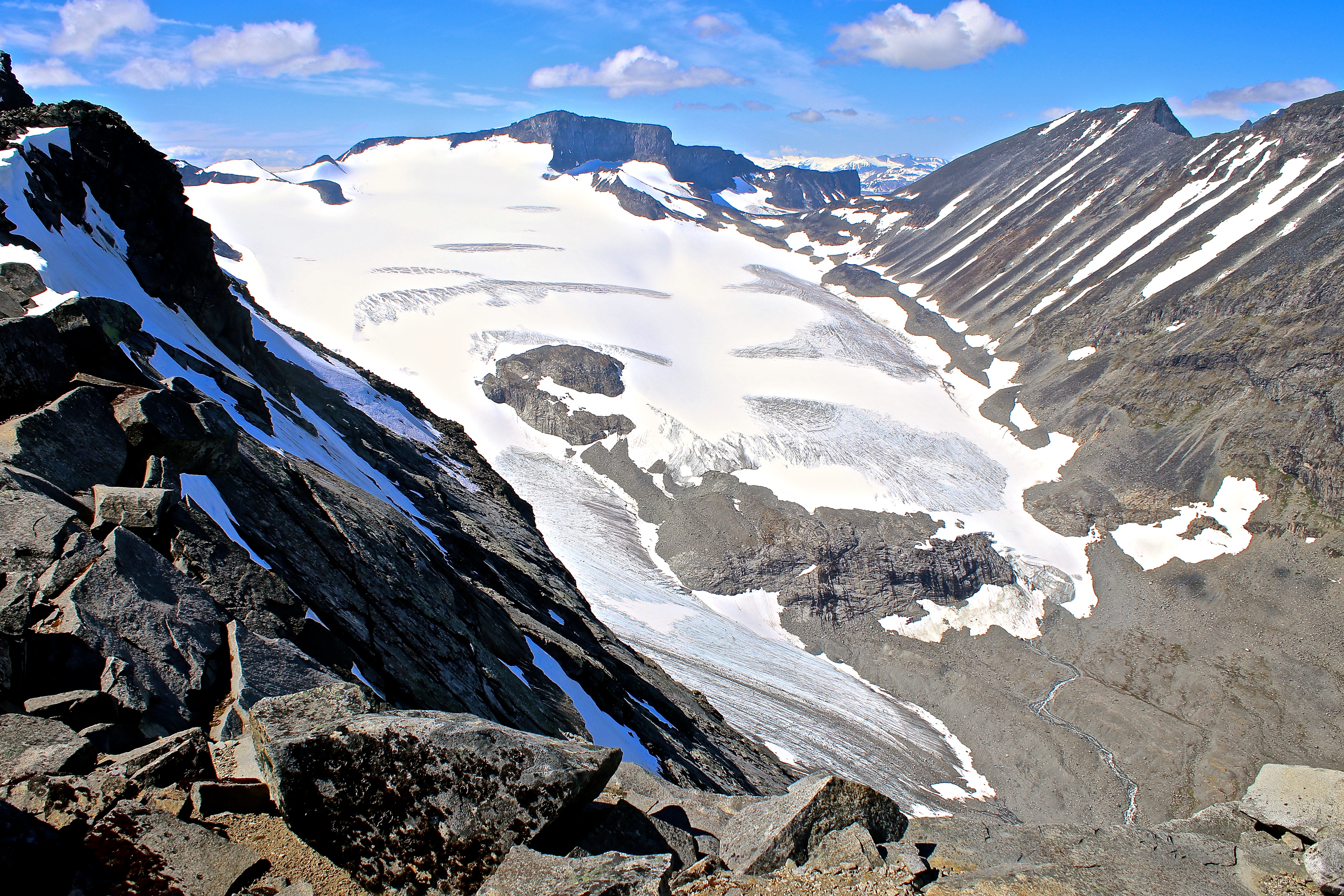 Utsikt fra Styggehøe mot Tverråbrean i Jotunheimen.