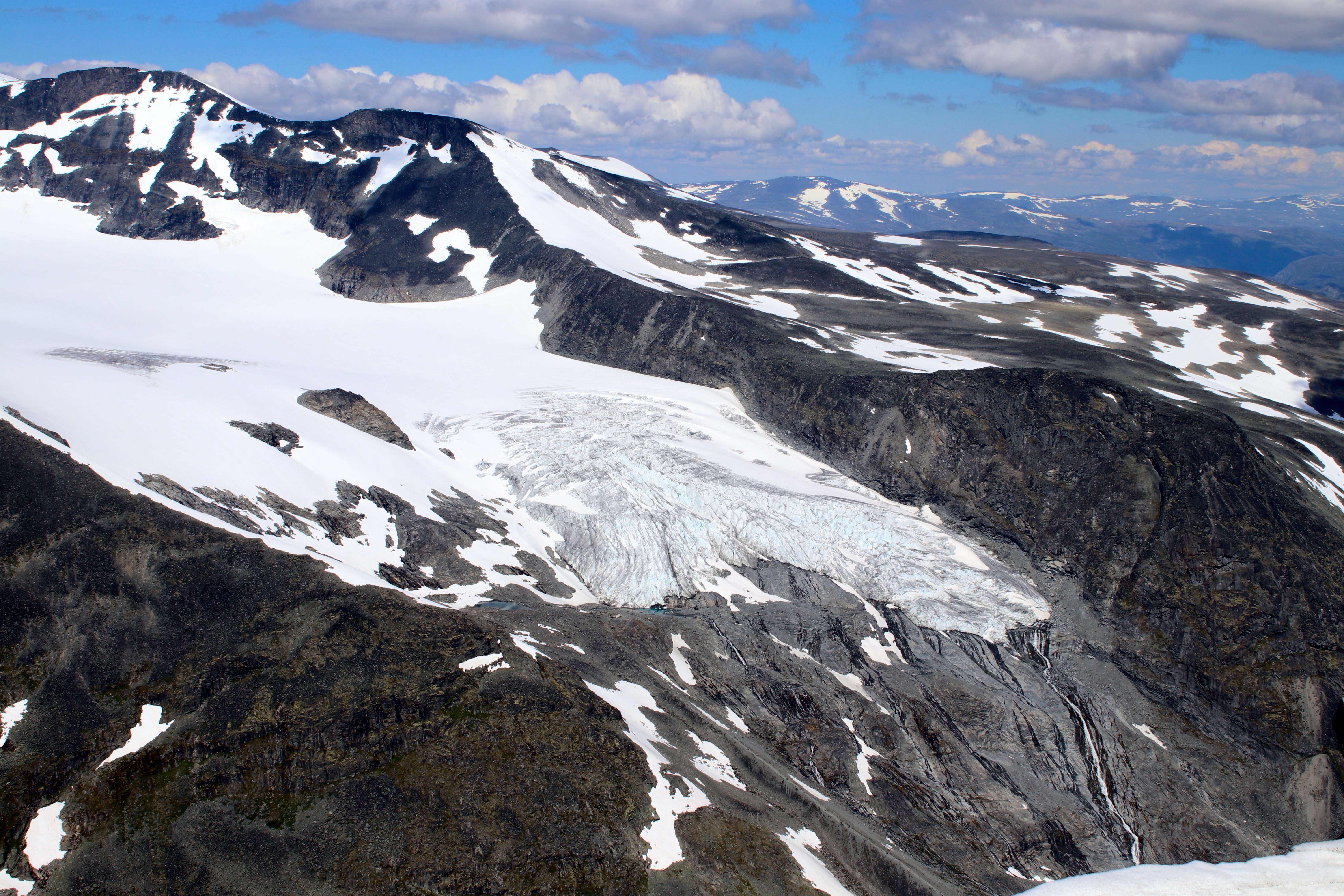 Svellnosbrean sett fra Styggehøe. Blåisen nederst på breen har fått kallenavnet Eventyrisen.