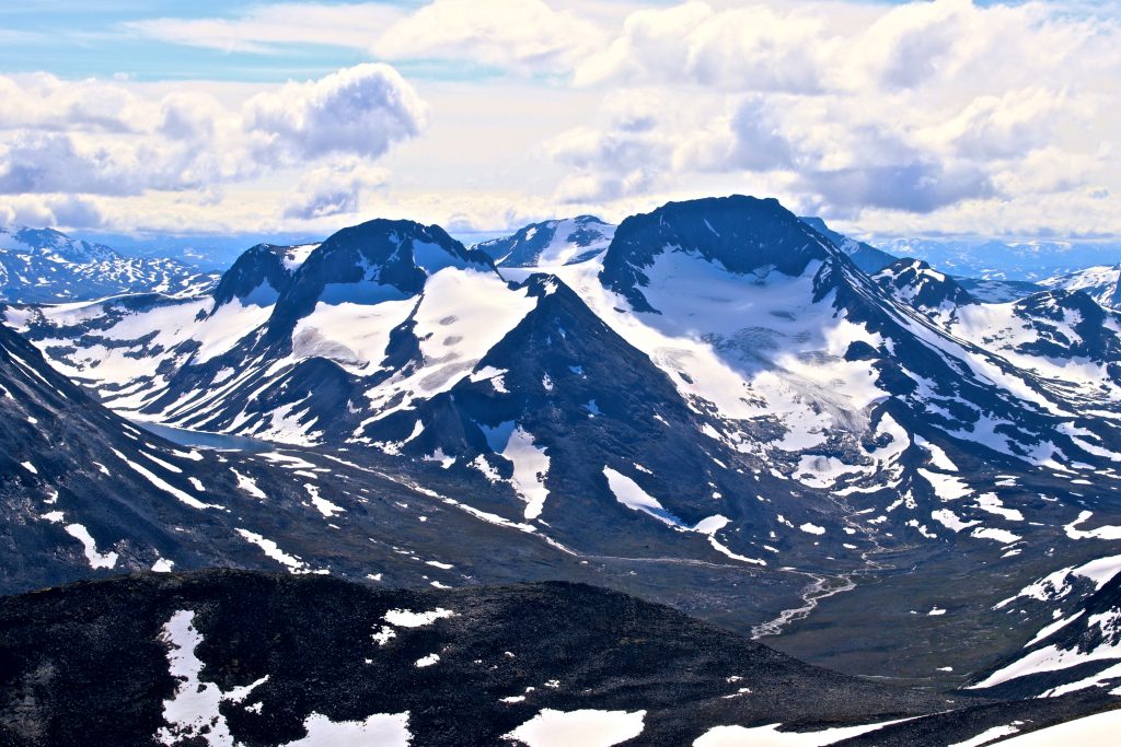 Utsikt fra Styggehøe mot Semelholstinden (2.147 moh) og Visbretinden (2.234 moh) atskilt av Visbrean.