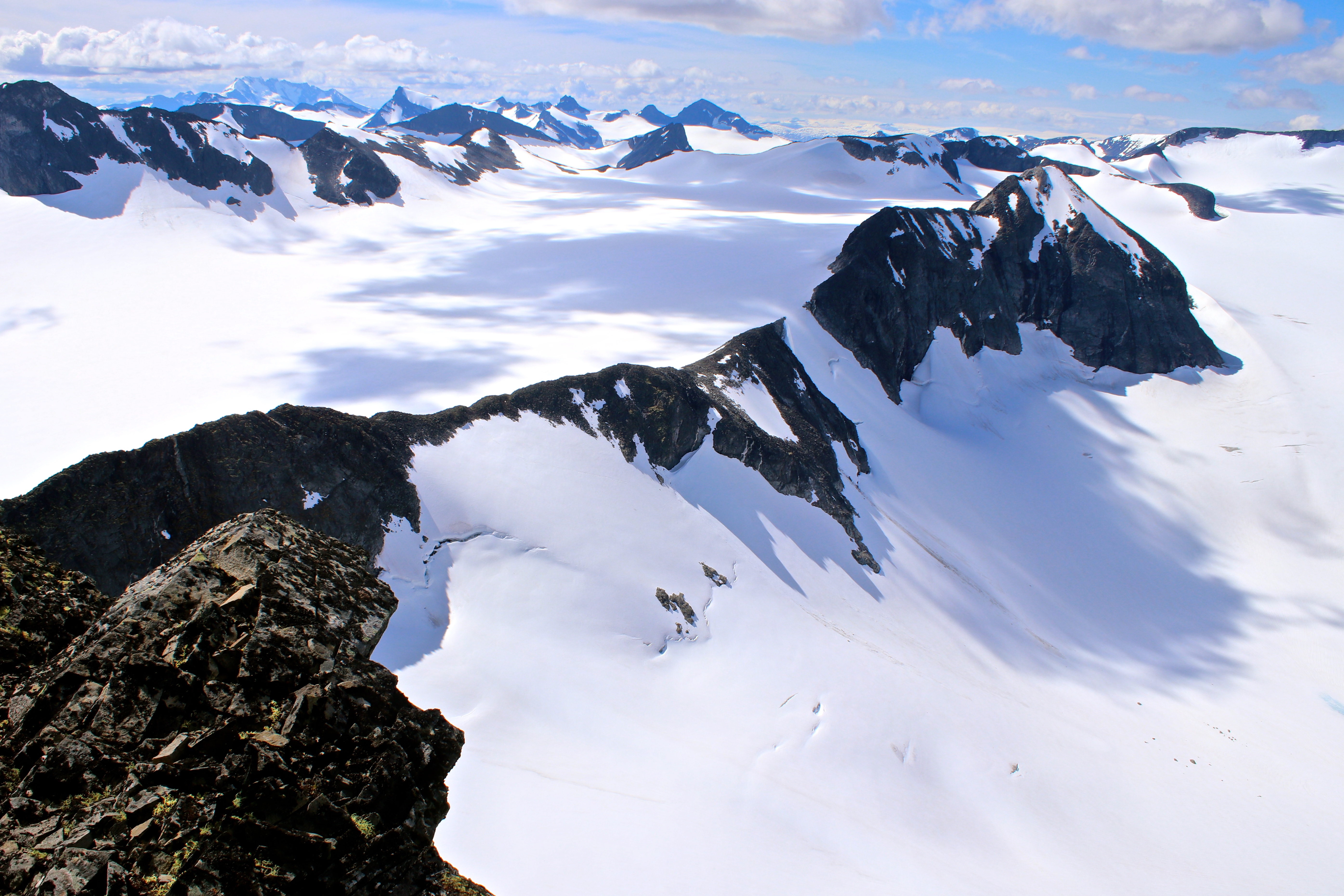 Den flotte ryggen mellom Styggehøe og Nørdre Bukkeholstindan (2.149 moh). Bukkeholsbrean til venstre og Tverråbrean til høyre.