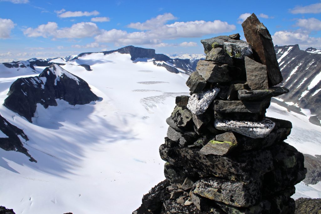 Fra toppvarden på Styggehøe (2.213 moh) har en flott og bratt utsikt ned mot Tverråbrean.
