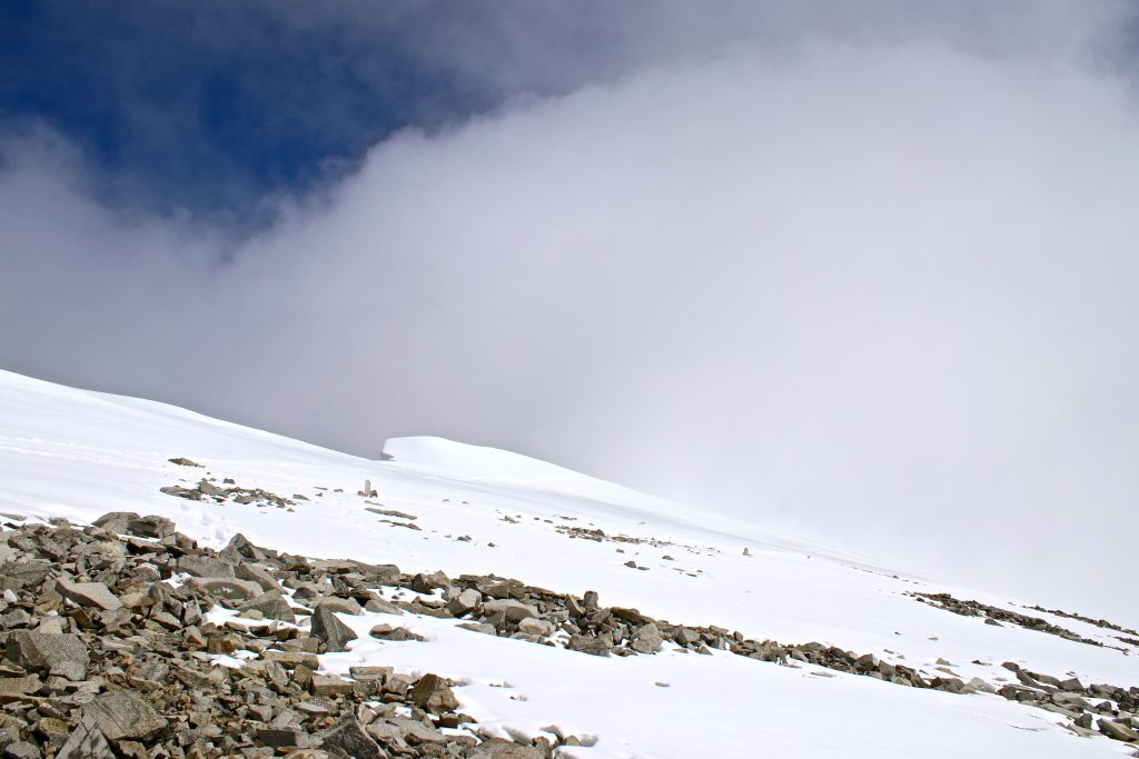 Toppen av Glittertinden (2.459 moh) på en overskyet sommerdag.