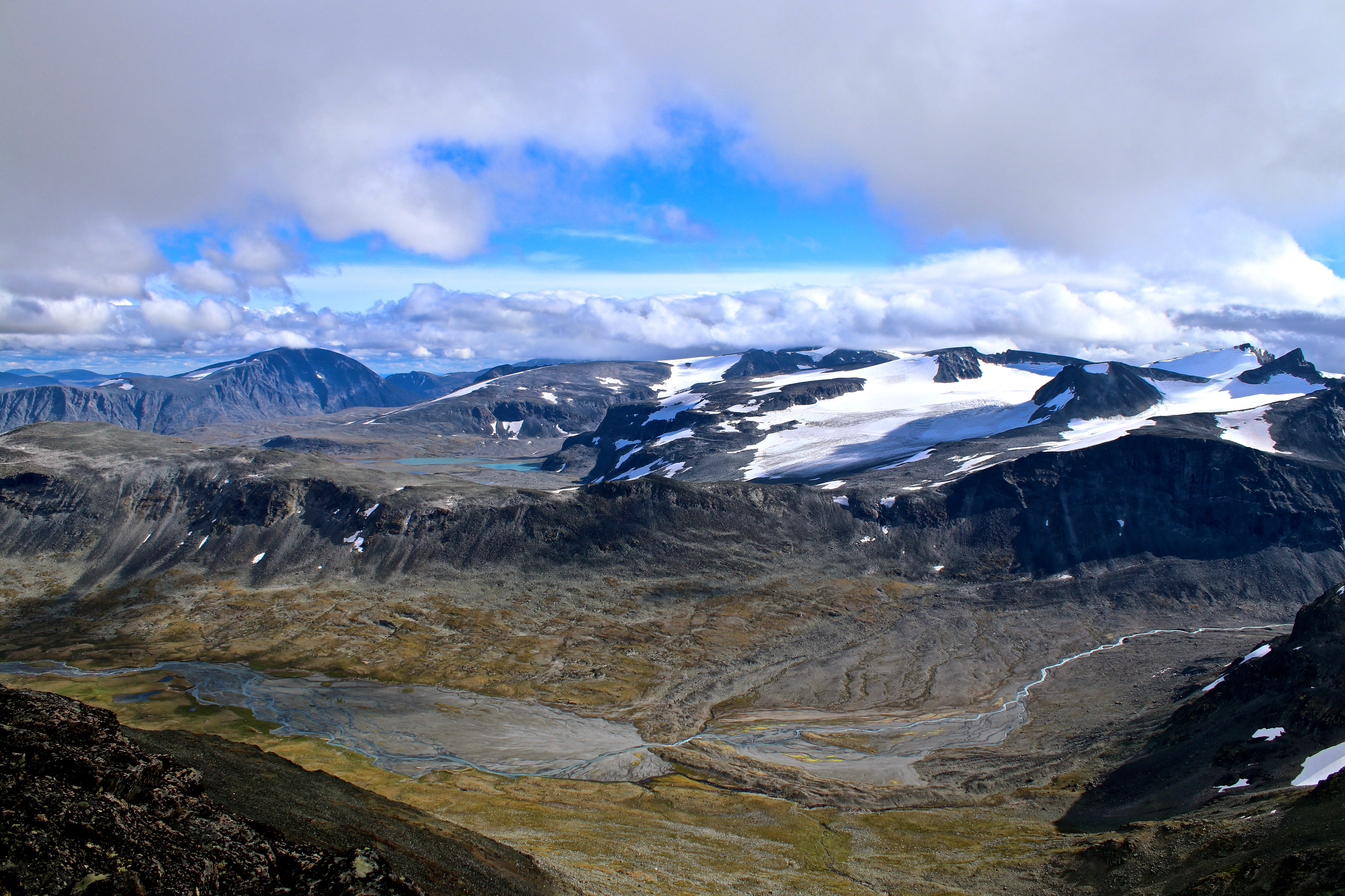 Utsikt mot Veodalen, Styggehøbrean, Styggehøbreatindene, Surtningssue og Besshøe fra Ryggjehøe.