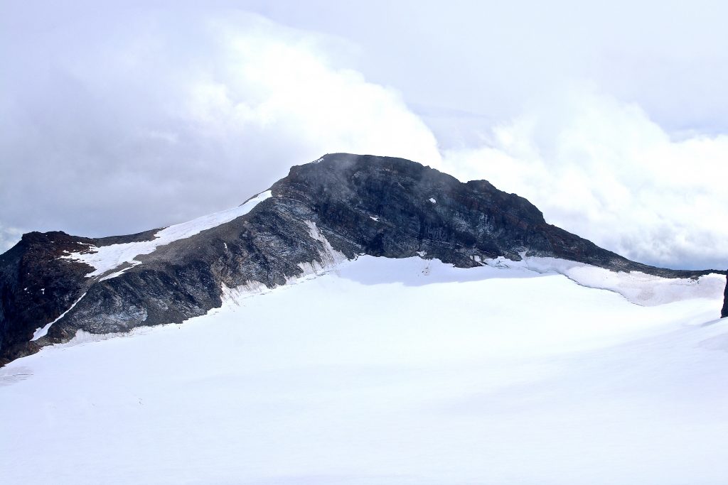 Austre Memurutinden (2.301 moh) sett fra Veobreatinden.