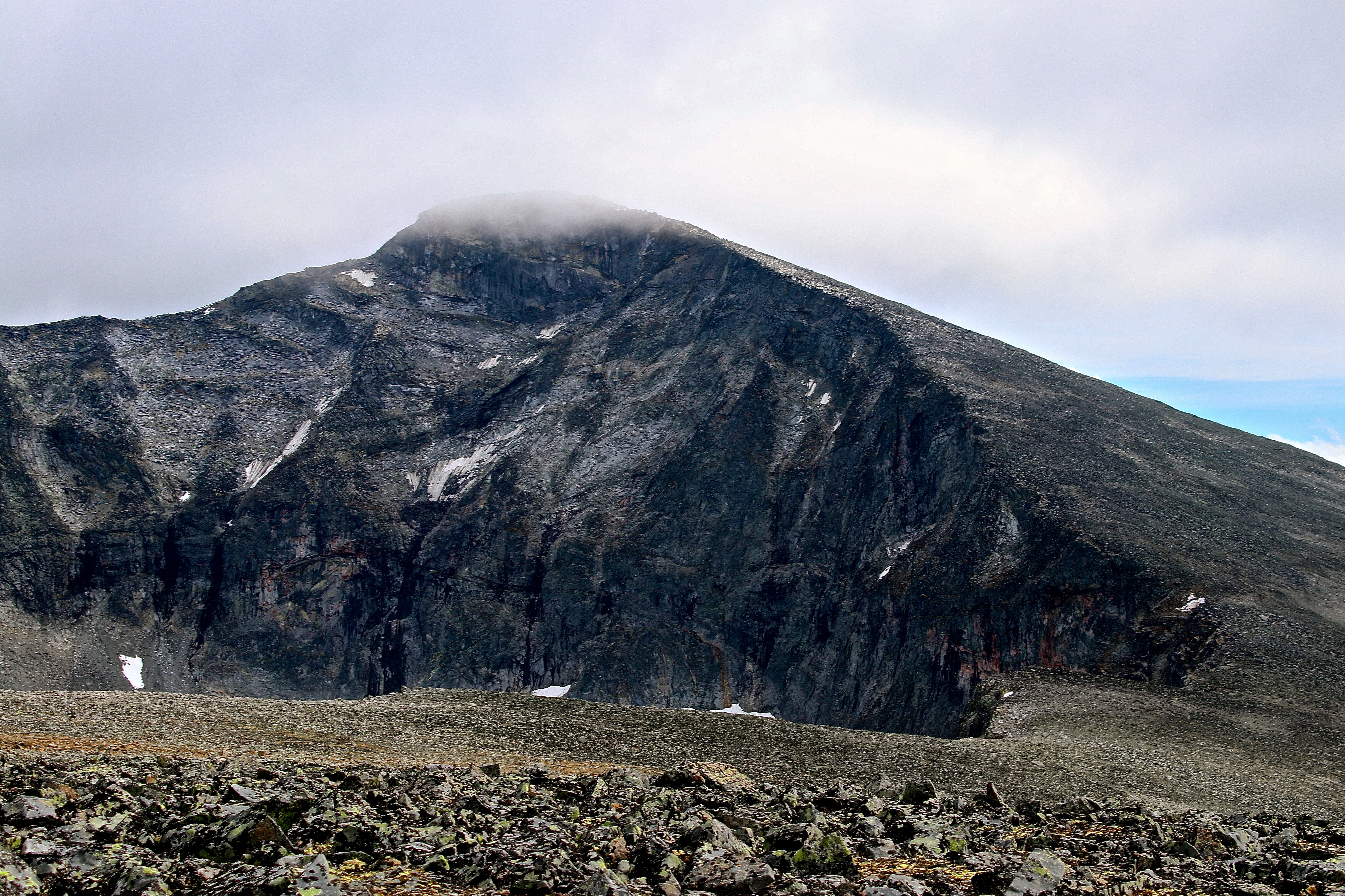 Nautgardstinden (2.258 moh) nordøst i Jotunheimen er en fin topptur fra Glitterheim.