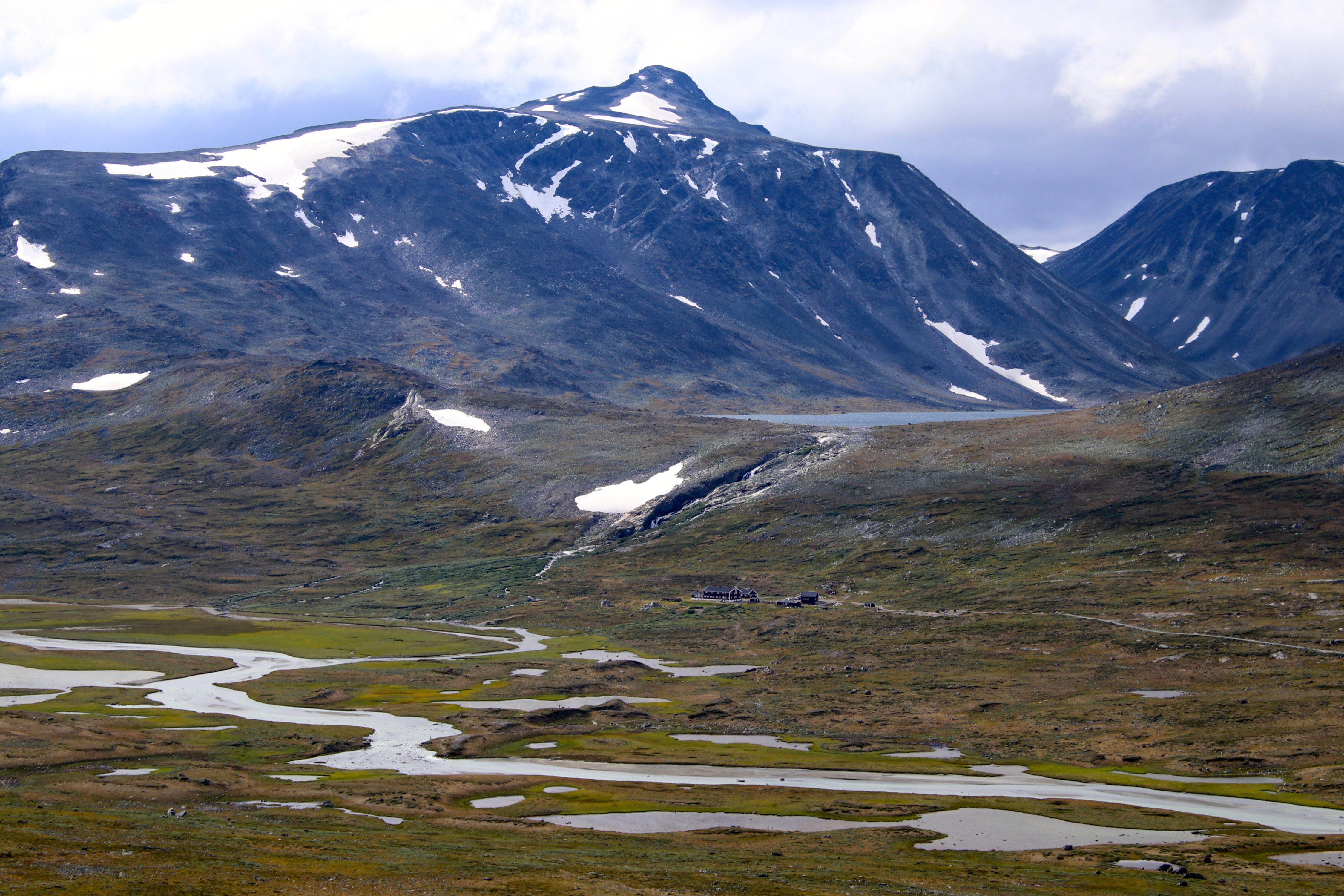 Glitterheim har flott beliggenhet i Veodalen, nordøst i Jotunheimen.