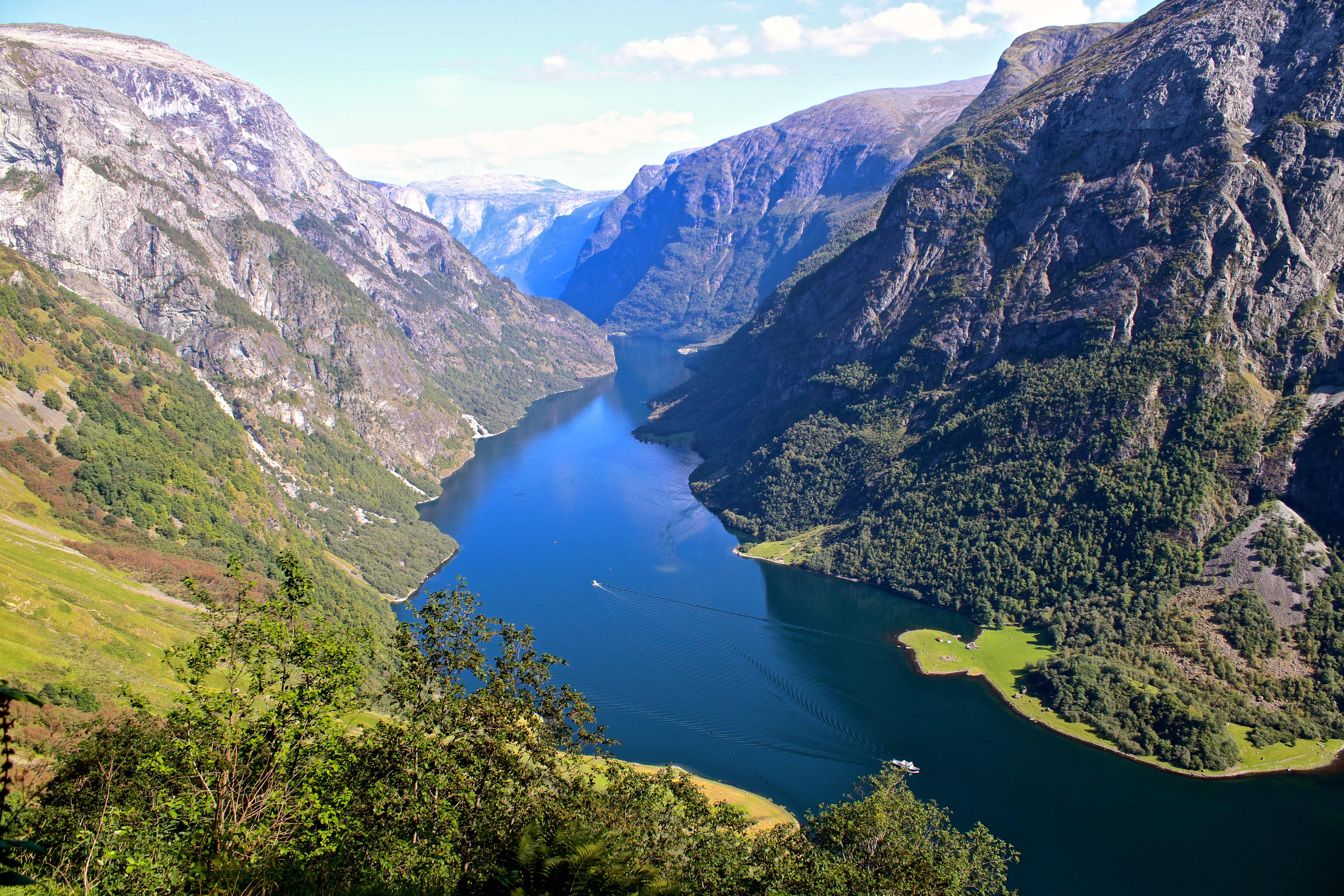 Nærøyfjorden Det er fin utsikt under hele den bratte oppstigningen av Rimstigen i Nærøyfjorden.