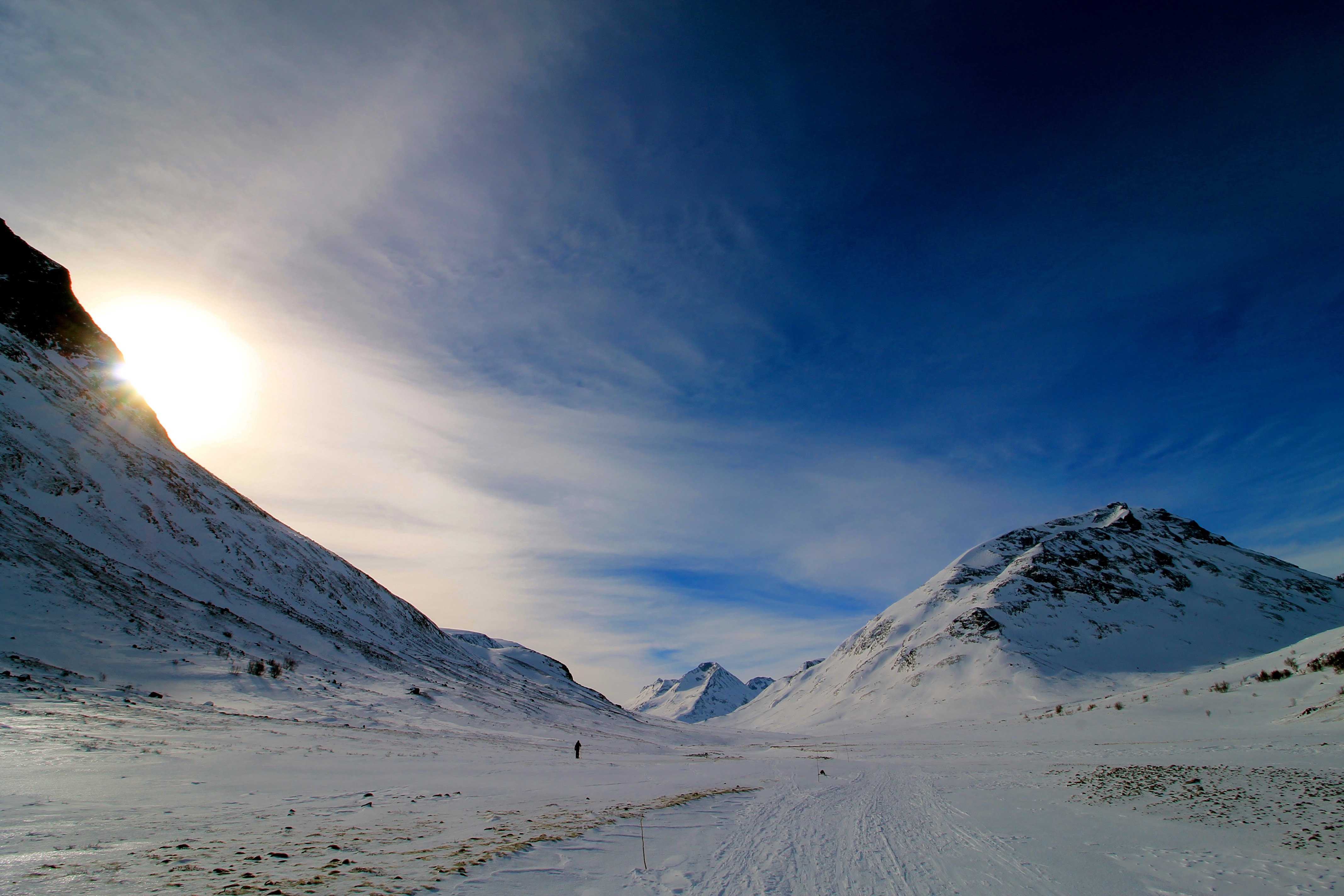 Blå vinterhimmel over Styggehøe, som lett fanger ens oppmerksomhet fra Spiterstulen.