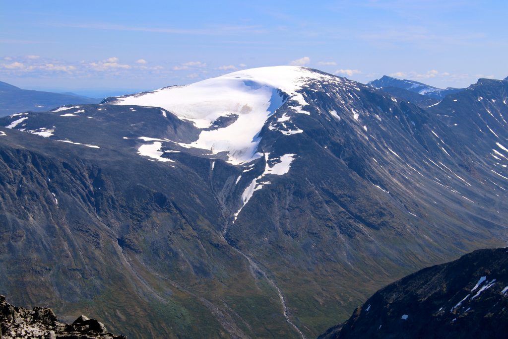 Leirhøe (2.330 moh) er en av stortoppene som er godt synlig fra Tverråtindan.