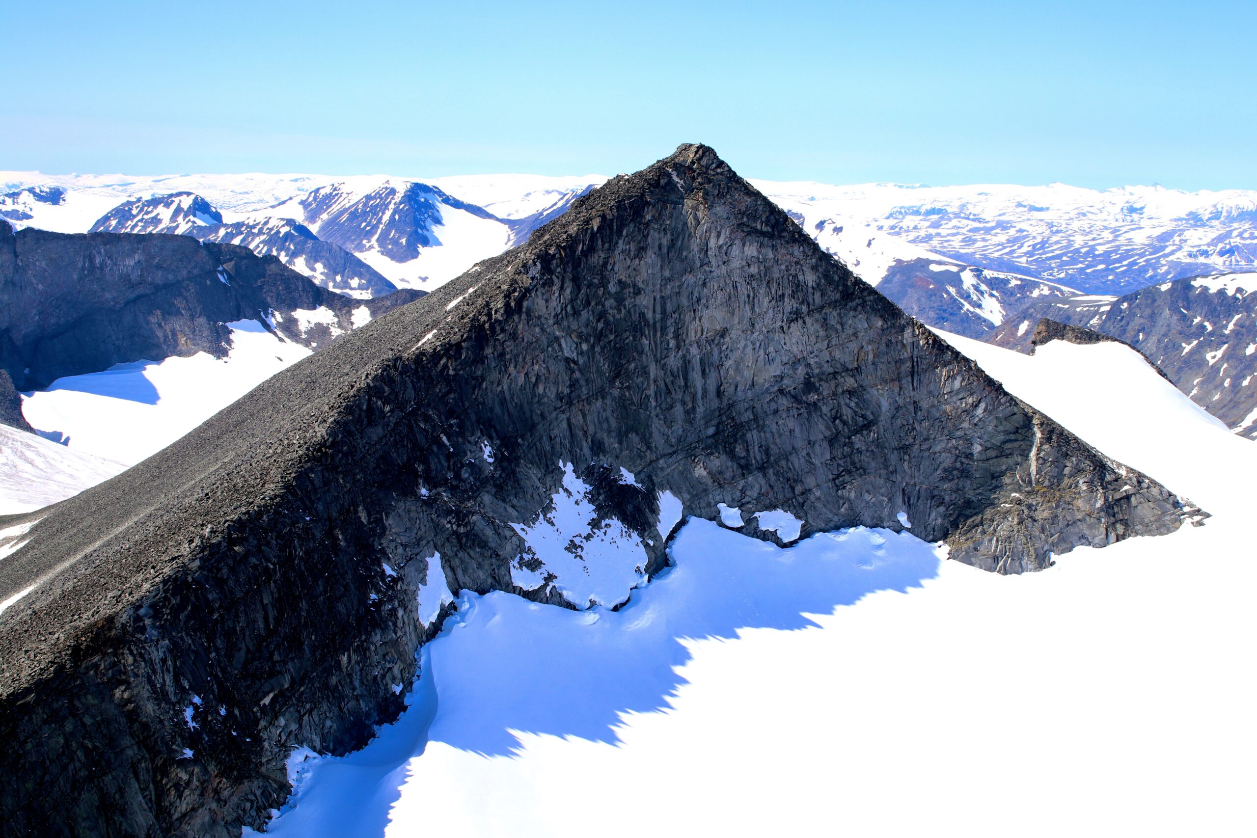 Store Tverråtinden (2.309 moh) sett fra Midtre Tverråtinden (2.302 moh).