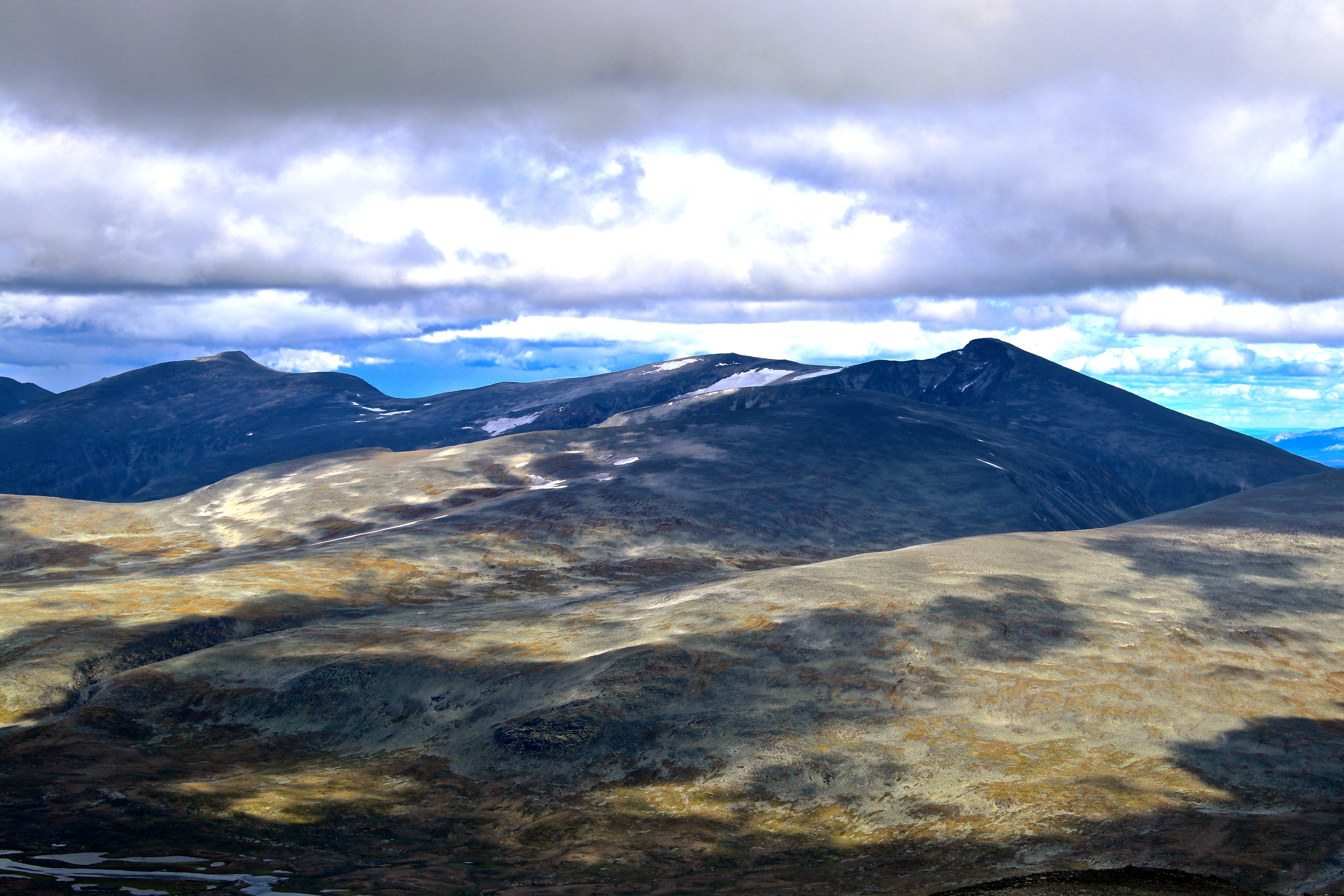 Fjellmassivet med Nautgardstinden (2.258 moh) sett fra Ryggjehøe.