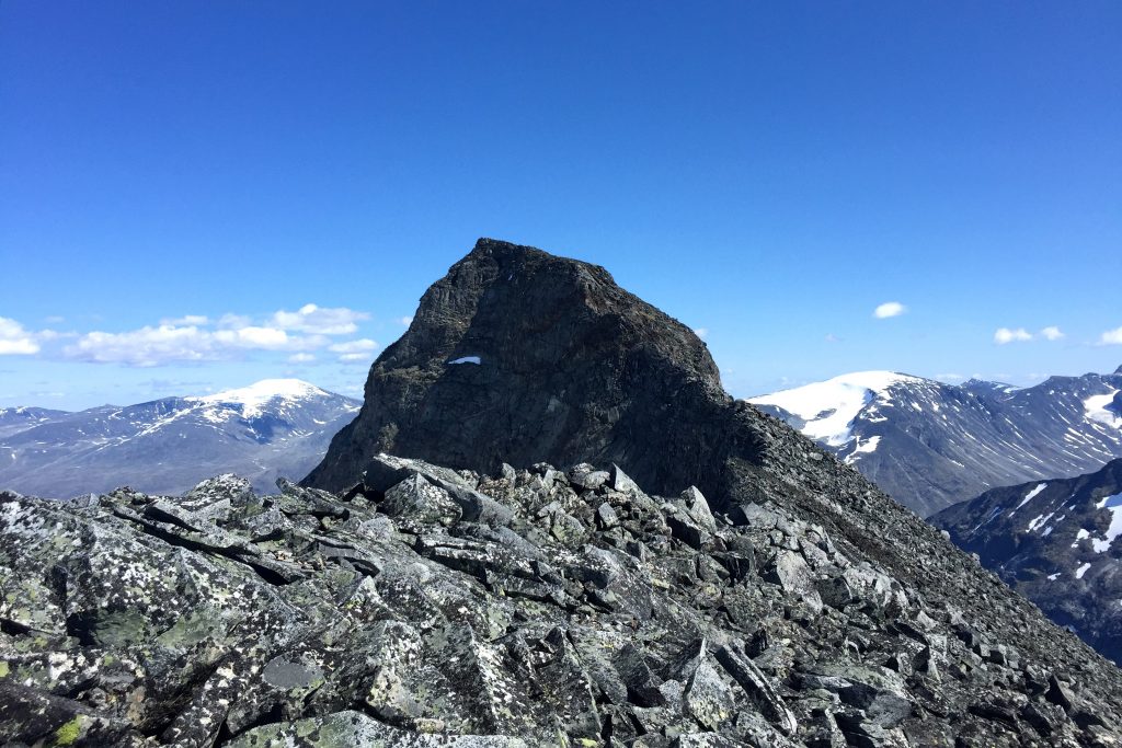 På ryggen mellom Tverråtindan.