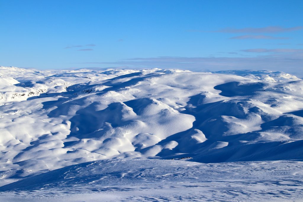 Utsikt fra Vassfjøra, østover mot Osaskavlen (1.477 mot).