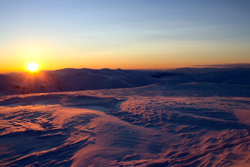 Solen er i ferd med å forsvinne bak Raundalsryggen, her sett fra toppen av Øykjafonn.