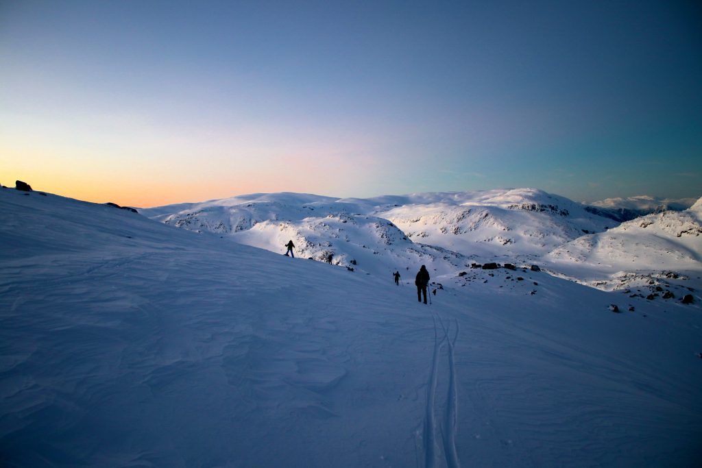 Utsikt mot Bleienuten (1.465 moh) Trollanuten (1.517 moh) og Fossdalsskavlen (1.551 moh) fra nedkjøring av Øykjafonn.