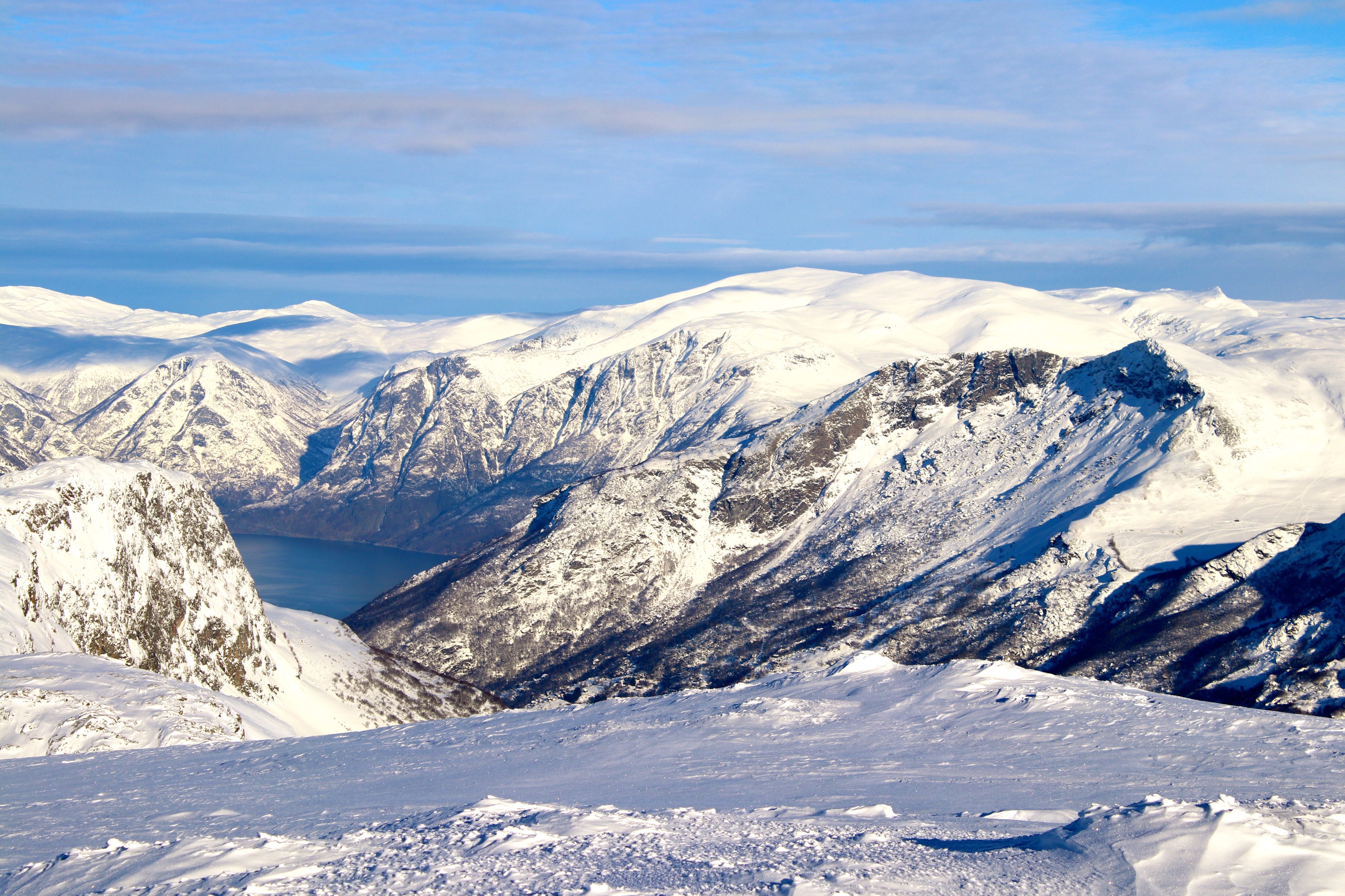 Topper rundt Flåmsdalen og Aurlandsfjorden hvorav Blåskavlen (1.809 moh) er selve dronningen.