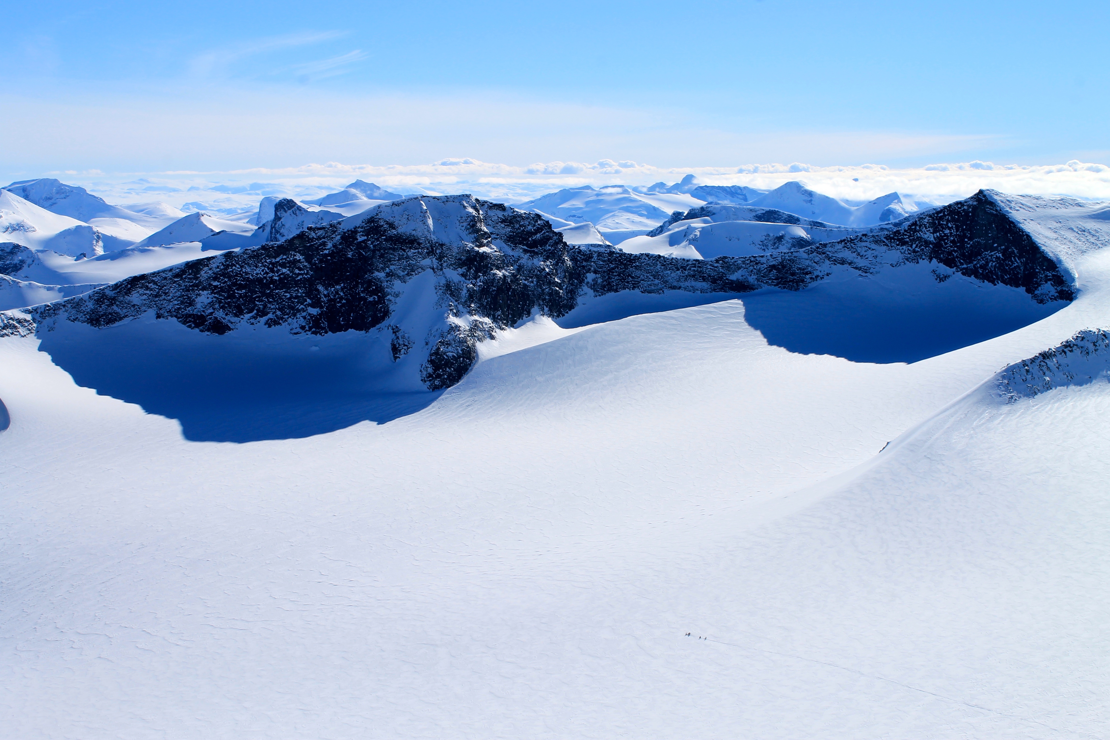 Et turlag på vei over Svellnosbrean i Jotunheimen. Tverråtindan i bakgrunnen.