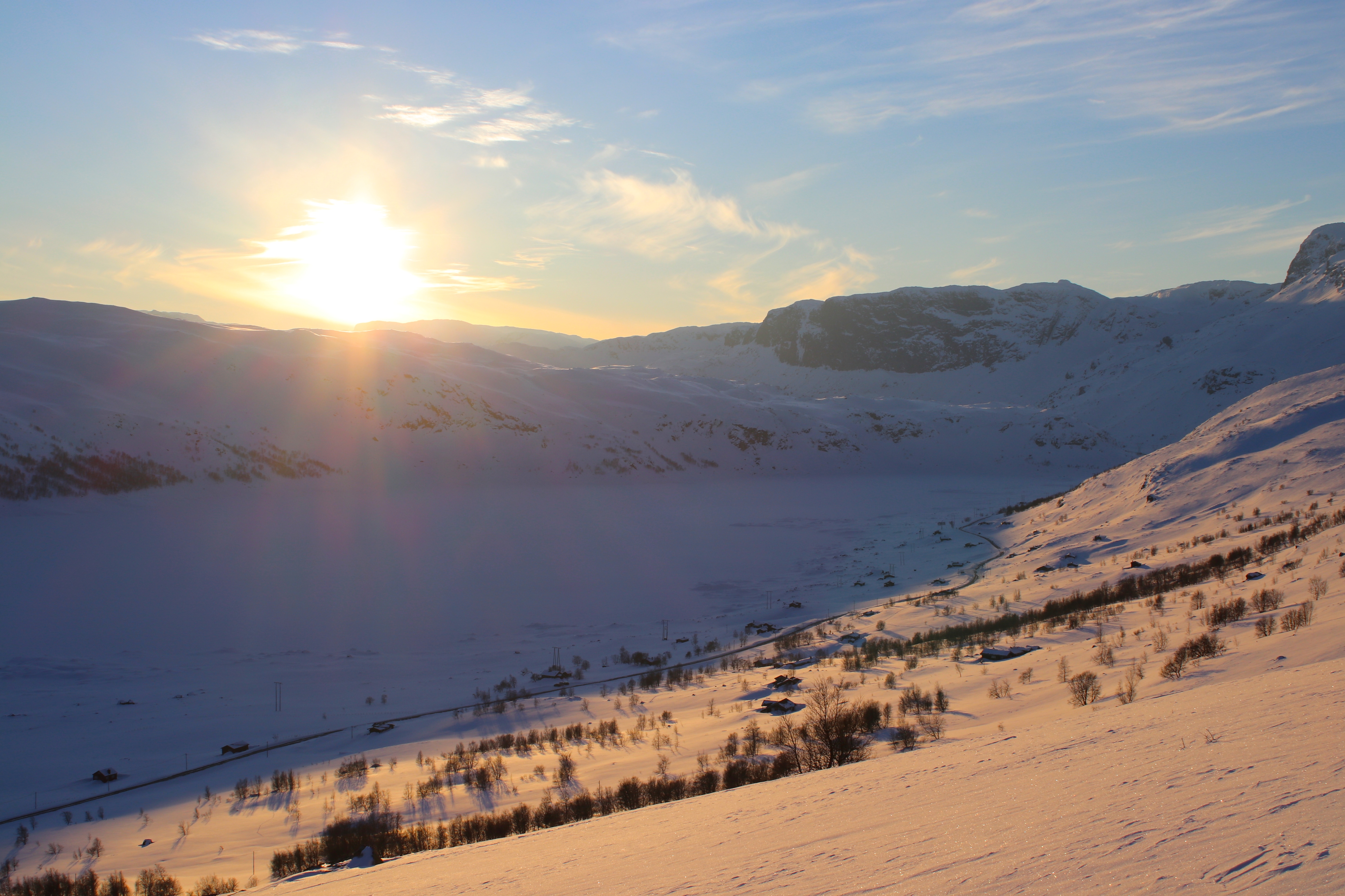 Solen er i ferd med å gå ned over Strandavatnet og Geiteryggen.