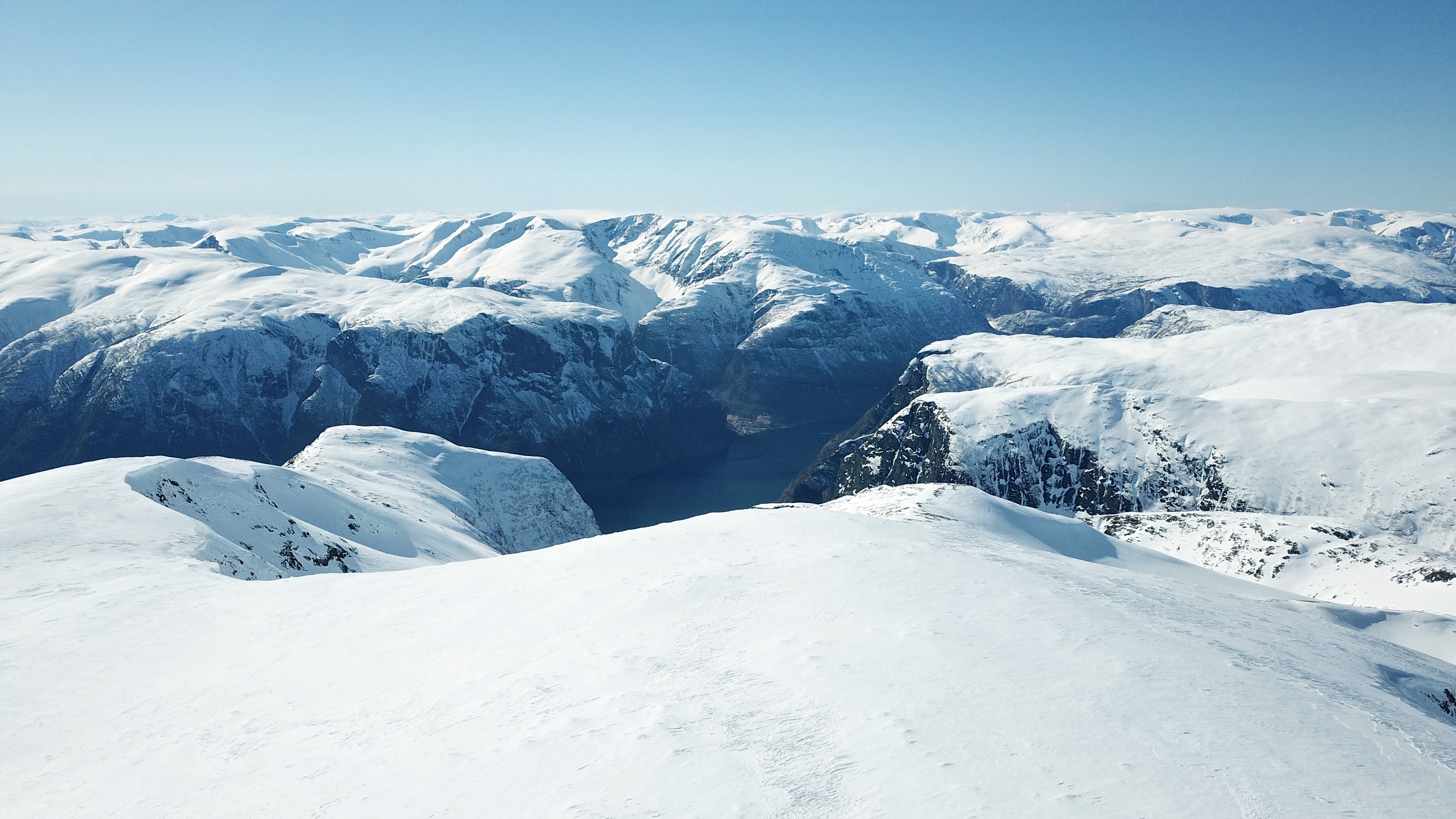 Utsikt mot Aurlandsfjorden og Undredal. Stiganosi (1.761 moh) bak.