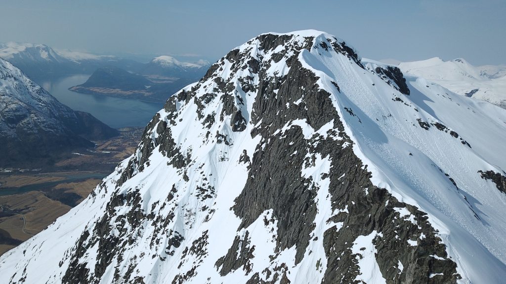 Romsdalseggen er en flott men utsatt ryggtravers vinterstid. Her er oppstigningen mot Mjølvafjellet.