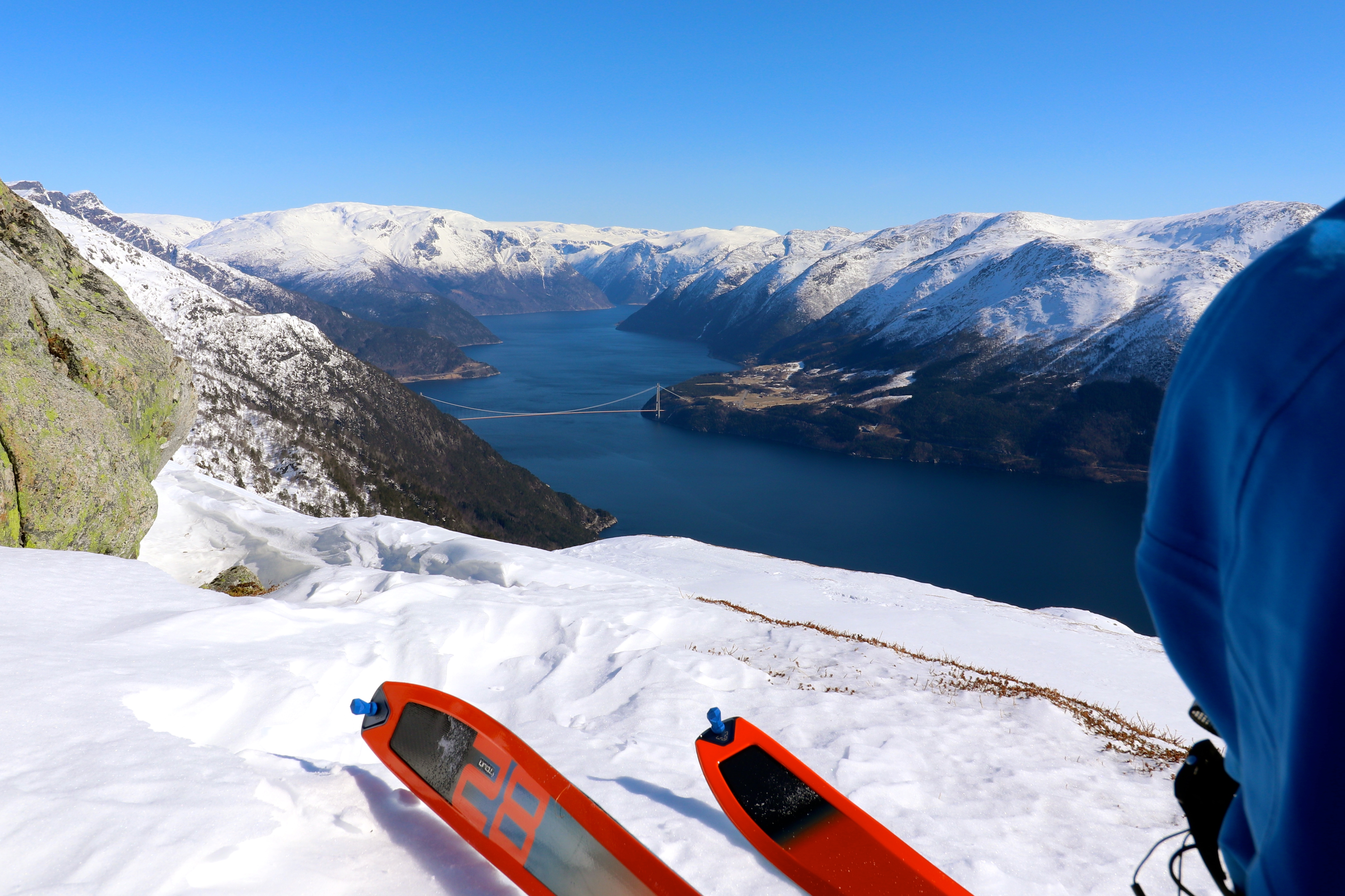 Nyter utsikten inn i Eidfjord mellom Ingebjørgfjellet og Oksen.